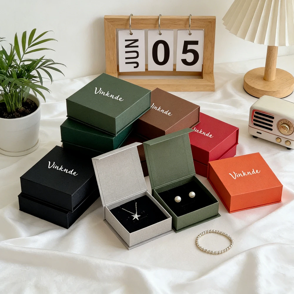 10x10x3.5cm Paper Magnet Box Custom Logo Jewelry Box Personalized Chic Small Ring Necklace Packaging Bulk Cardboard Flap Boxes
10x10x3.5cm Paper Magnet Box Custom Logo Jewelry Box Personalized Chic Small Ring Necklace Packaging Bulk Cardboard Flap Boxes