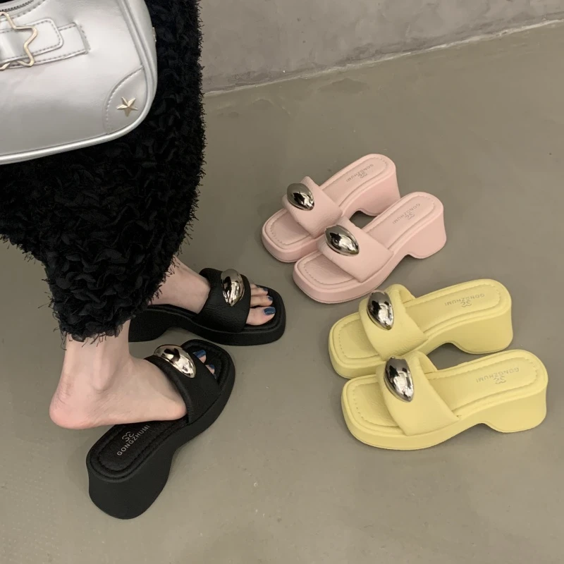 Обувь Женские тапочки Женские тапочки на платформе Женские пляжные туфли на танкетке 2025 Сабо Летние шлепанцы на танкетке Домашние слипоны
Обувь Женские тапочки Женские тапочки на платформе Женские пляжные туфли на танкетке 2025 Сабо Летние шлепанцы на танкетке Домашние слипоны
