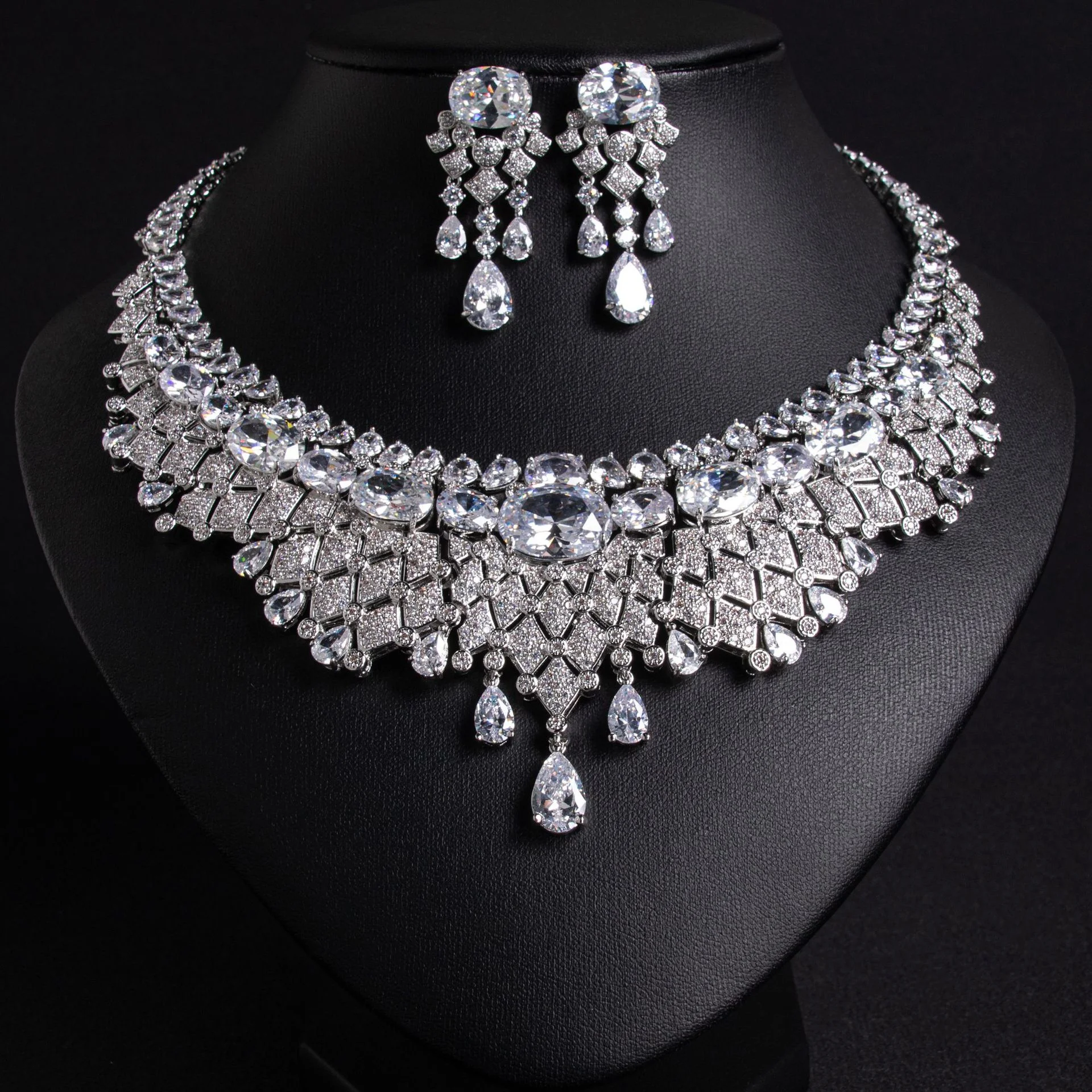 Hot Selling Luxury Fashion Bright Zircon Jewelry Elegant Grand Evening Dress Necklace Earrings Set For Women
Hot Selling Luxury Fashion Bright Zircon Jewelry Elegant Grand Evening Dress Necklace Earrings Set For Women