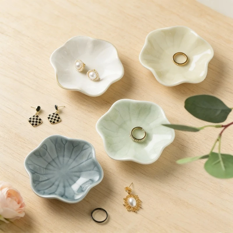 1pcs Flower Shape Jewelry Dish Set Glazed Trinkay Tray for Earrings Necklaces Minimalist Vanity Decor for Women & Wedding Gift
1pcs Flower Shape Jewelry Dish Set Glazed Trinkay Tray for Earrings Necklaces Minimalist Vanity Decor for Women & Wedding Gift
