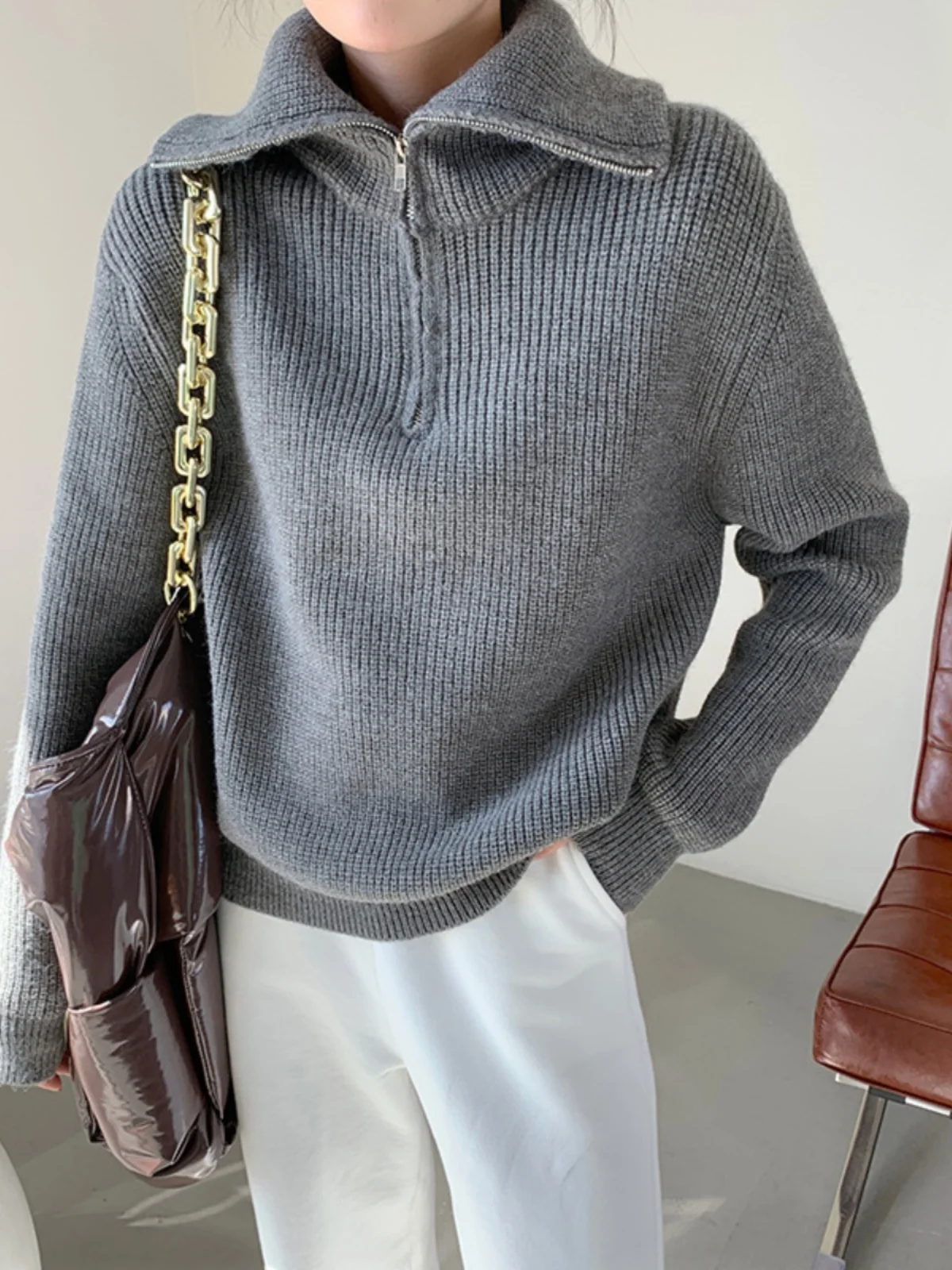 Осенне-зимний вязаный свитер на молнии для женщин, модный, свободного кроя, с длинным рукавом, воротником хенли, простой однотонный дизайн
Осенне-зимний вязаный свитер на молнии для женщин, модный, свободного кроя, с длинным рукавом, воротником хенли, простой однотонный дизайн