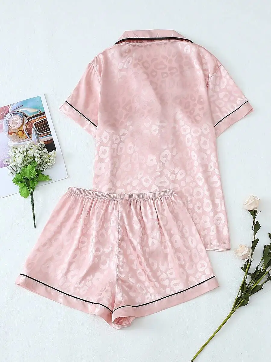 2pcs Satin Short Sleeve Collared Top And Shorts Leopard Print Pajama Set For Women Summer
2pcs Satin Short Sleeve Collared Top And Shorts Leopard Print Pajama Set For Women Summer