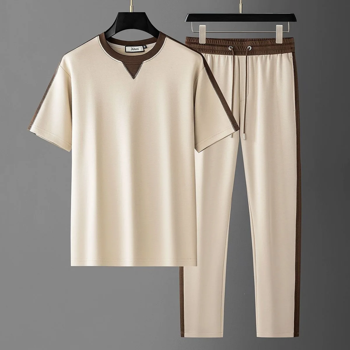 Fashionable trend men's suit - Summer new style multi-color round-neck short-sleeved T-shirt top, straight-fit casual pants set
Fashionable trend men's suit - Summer new style multi-color round-neck short-sleeved T-shirt top, straight-fit casual pants set