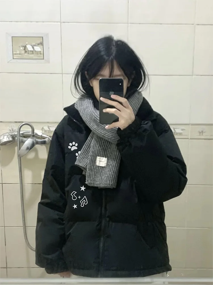 Женская парка с капюшоном из материала Sharkskin: гладкая текстура, элегантная поверхность, глянцевое покрытие, премиальный вид, роскошное ощущение, высококлассный стиль, нейтральный дизайн.
Женская парка с капюшоном из материала Sharkskin: гладкая текстура, элегантная поверхность, глянцевое покрытие, премиальный вид, роскошное ощущение, высококлассный стиль, нейтральный дизайн.