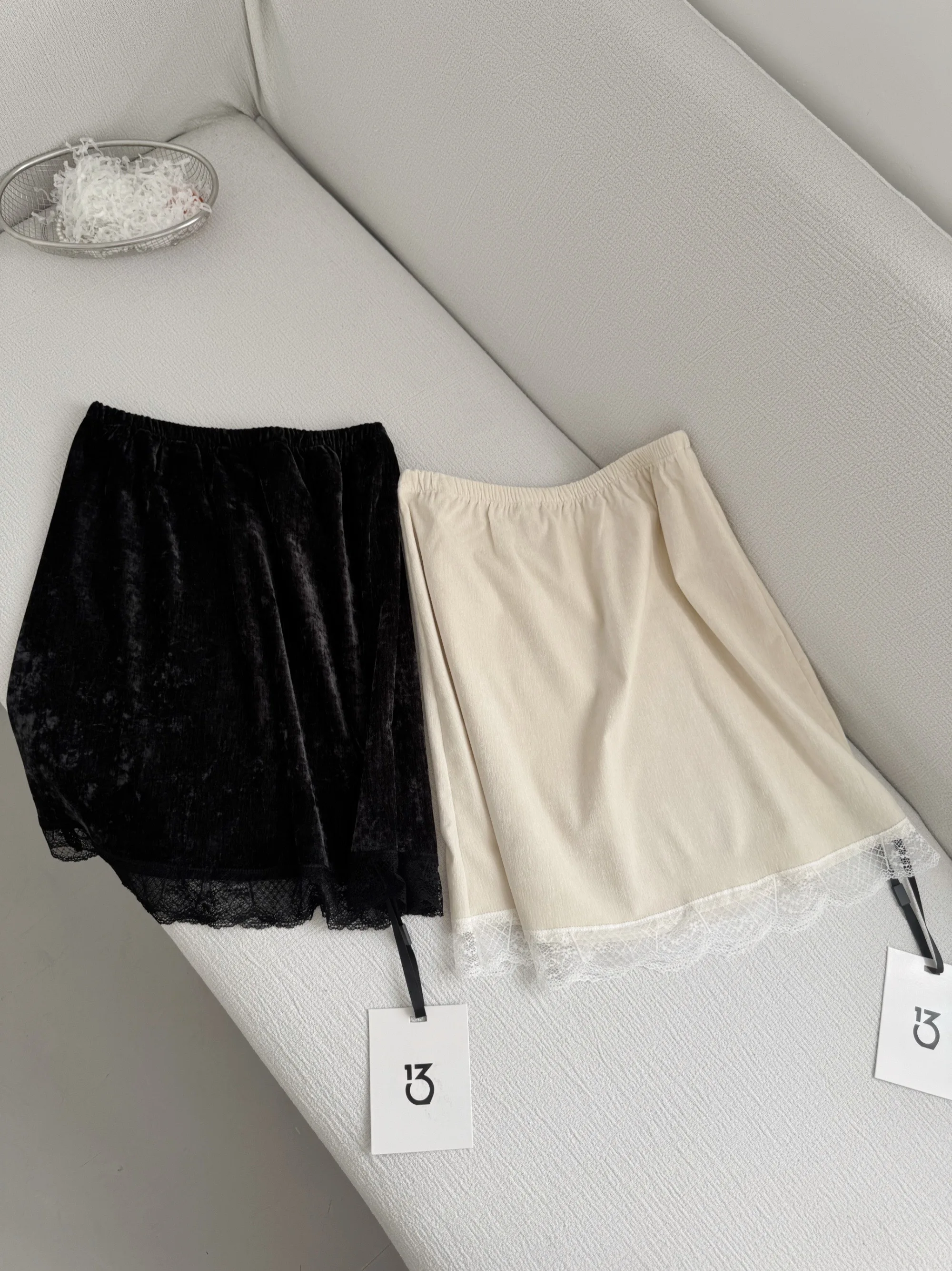 Женская элегантная однотонная короткая юбка с кружевным подолом, женская осенне-зимняя юбка трапециевидной формы с эластичной резинкой на талии
Женская элегантная однотонная короткая юбка с кружевным подолом, женская осенне-зимняя юбка трапециевидной формы с эластичной резинкой на талии