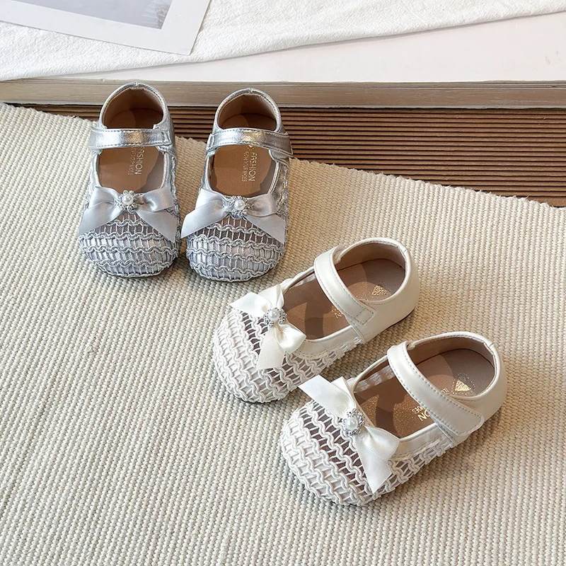 Girls' Breathable Mary Jane Shoes Soft Sole Children's Leather Shoes with Pearl Bowknot Hollow Weave Design New 2026 Size 22-31
Girls' Breathable Mary Jane Shoes Soft Sole Children's Leather Shoes with Pearl Bowknot Hollow Weave Design New 2026 Size 22-31