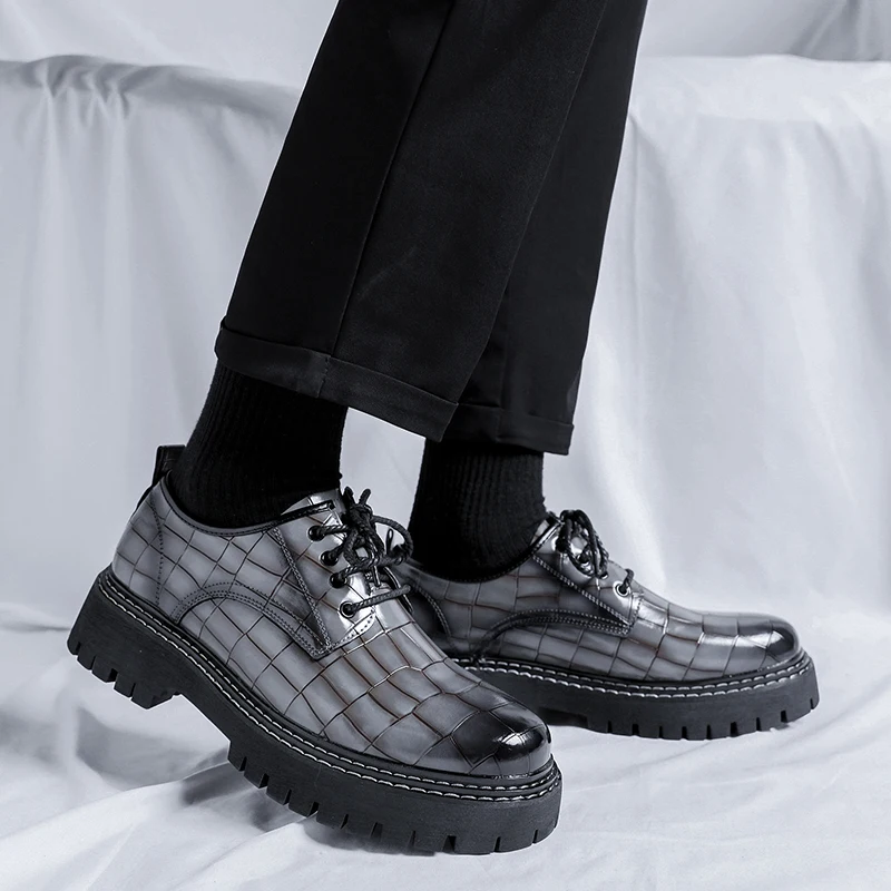 New Thick soled men's leather shoes Classic fashionable versatile British style Business Office Outdoor Black shoes Hot selling
New Thick soled men's leather shoes Classic fashionable versatile British style Business Office Outdoor Black shoes Hot selling