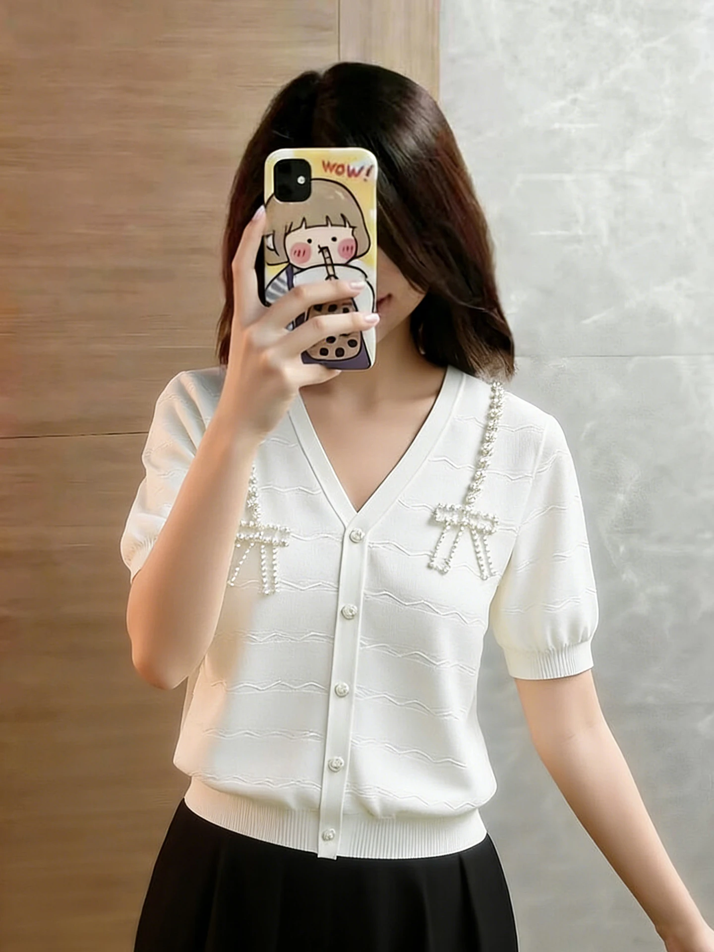 Unique V-Neck Knitwear Short Sleeve Women's Fashion Design Spring Summer Single Button Unique Style Commute Korean Version
Unique V-Neck Knitwear Short Sleeve Women's Fashion Design Spring Summer Single Button Unique Style Commute Korean Version