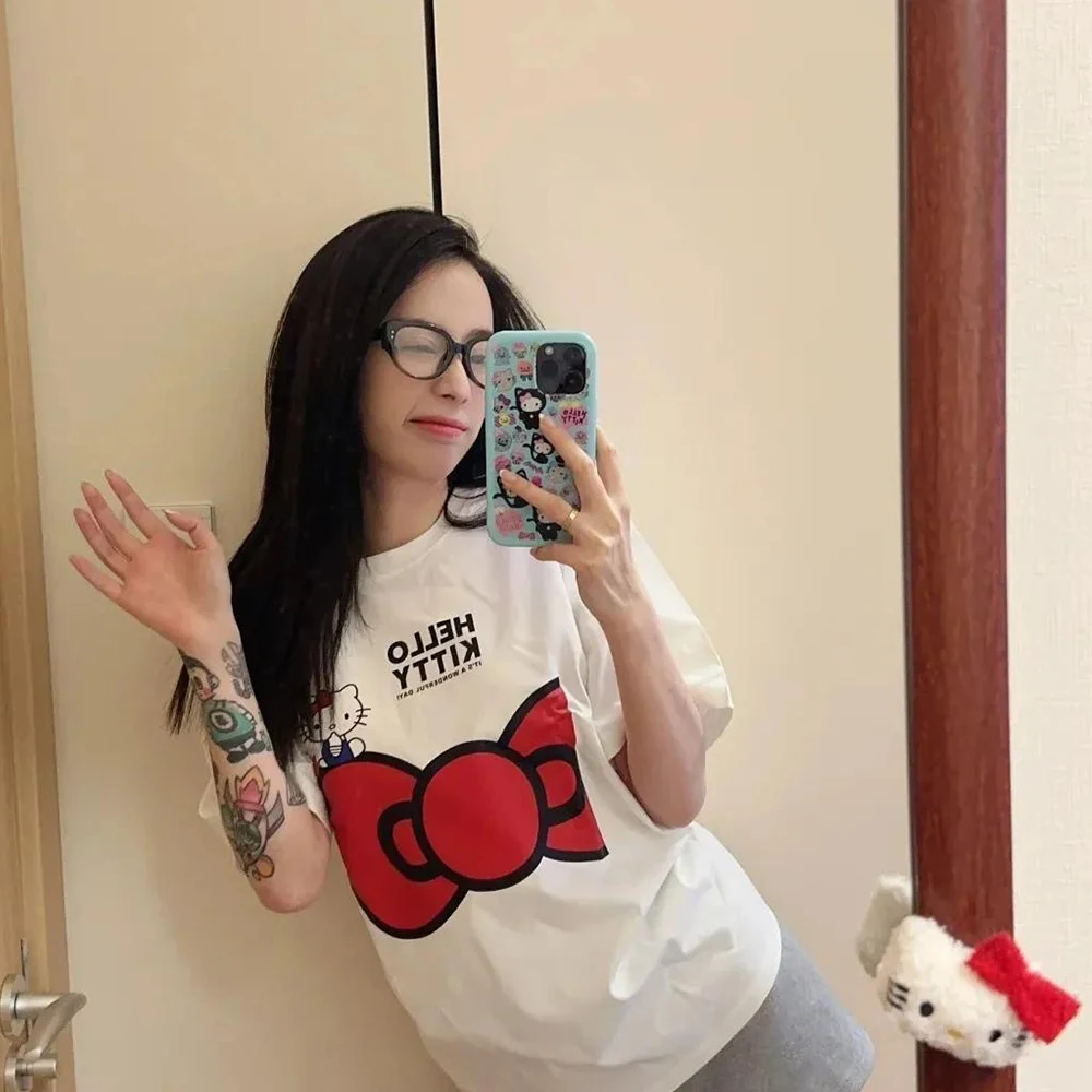 Cartoon Hello Kitty T-Shirt for Women Big Bow Print Large White Short Sleeved Top, Casual Y2K Cute Summer Loose Fashion T-Shirt
Cartoon Hello Kitty T-Shirt for Women Big Bow Print Large White Short Sleeved Top, Casual Y2K Cute Summer Loose Fashion T-Shirt