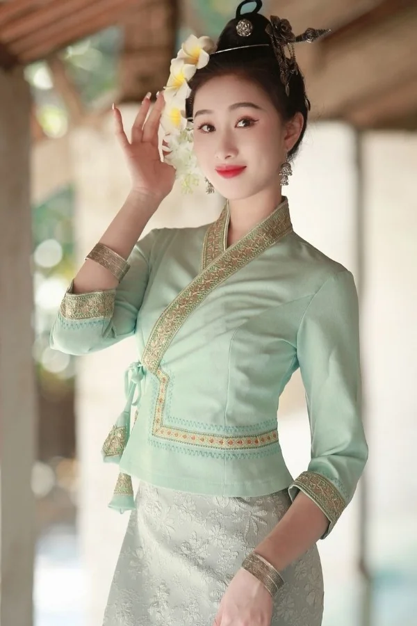 Таиландская женская одежда Dai, традиционная этническая одежда, повседневный облегающий литературный женский костюм, придворное платье в тайском стиле 
Таиландская женская одежда Dai, традиционная этническая одежда, повседневный облегающий литературный женский костюм, придворное платье в тайском стиле