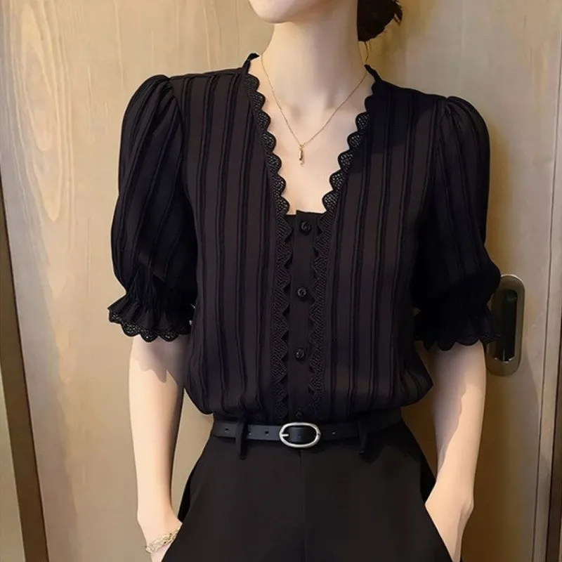 Women's Shirt Black Slimming Lace V-neck Short Sleeved Shirt Women's Summer 2026 New Item Bubble Sleeve Unique Shirt Top
Women's Shirt Black Slimming Lace V-neck Short Sleeved Shirt Women's Summer 2026 New Item Bubble Sleeve Unique Shirt Top