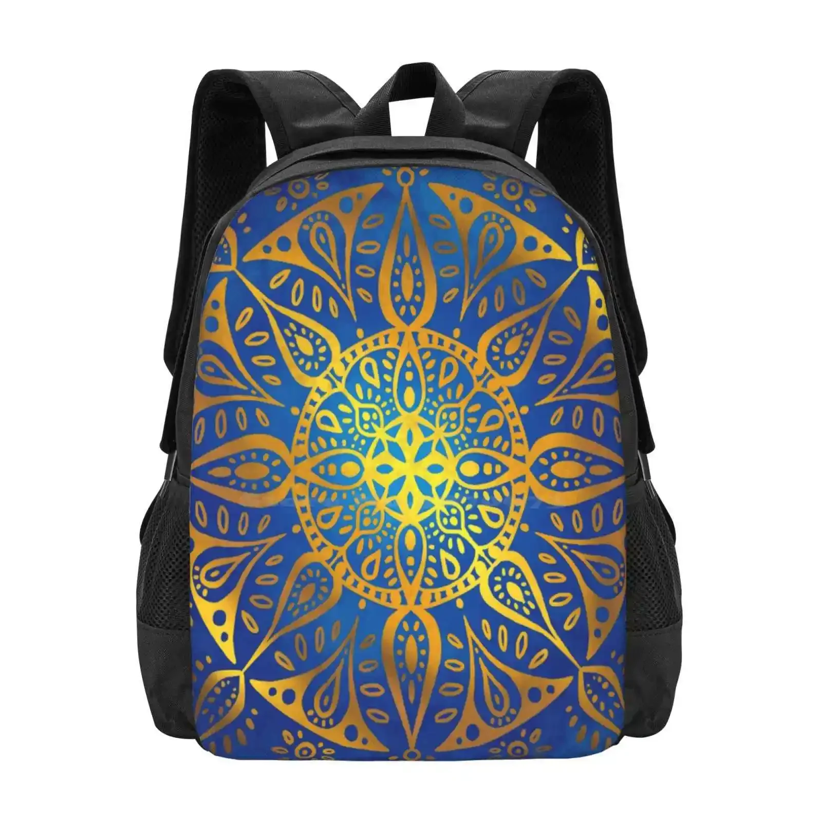 Синяя и золотая сумка с узором мандалы. Узоры студенческого рюкзака. Золотые мандали. Золотая мандала. Узор. Синяя золотая мандала.
Синяя и золотая сумка с узором мандалы. Узоры студенческого рюкзака. Золотые мандали. Золотая мандала. Узор. Синяя золотая мандала.