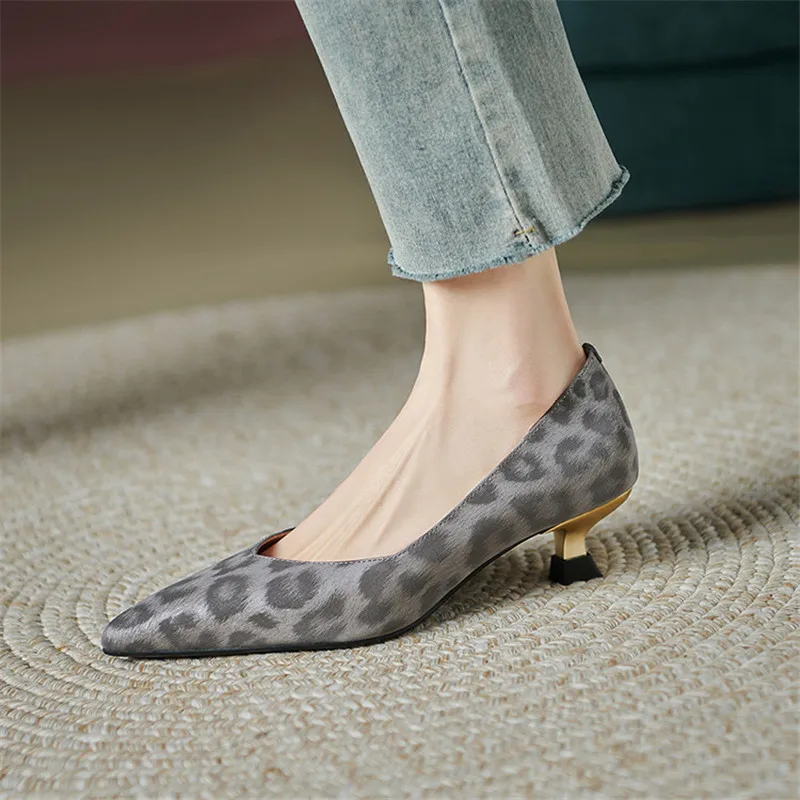 New Spring/summer Genuine Leather Shallow Shoes for Women Fashion Retro Leopard Print Pointed Toe Women Pumps Mid Heel Silvery
New Spring/summer Genuine Leather Shallow Shoes for Women Fashion Retro Leopard Print Pointed Toe Women Pumps Mid Heel Silvery