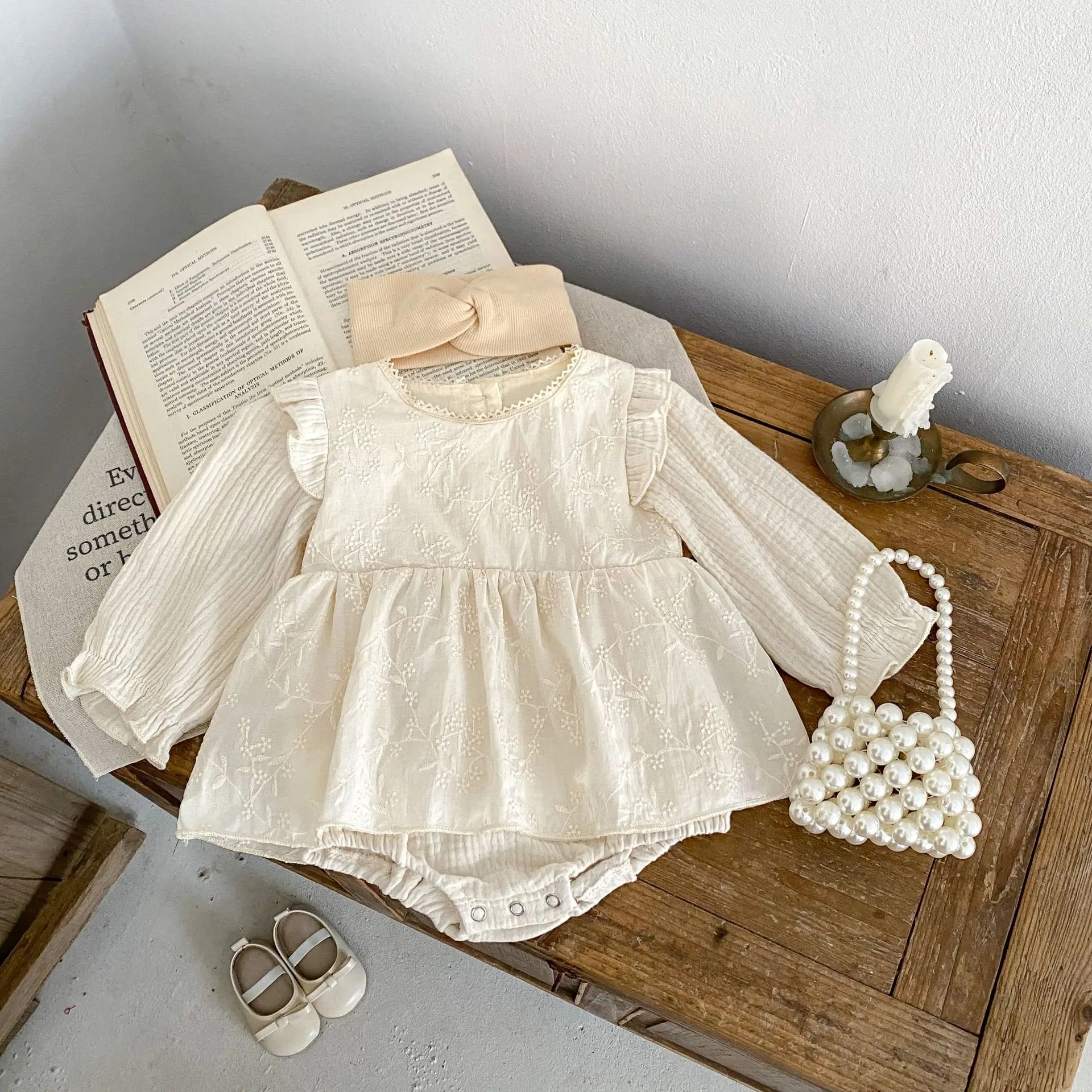 Spring And Autumn Baby Clothing Girl Embroidered Lace Small Flying Sleeves Long Sleeved Harp Dress Bodysuit
Spring And Autumn Baby Clothing Girl Embroidered Lace Small Flying Sleeves Long Sleeved Harp Dress Bodysuit
