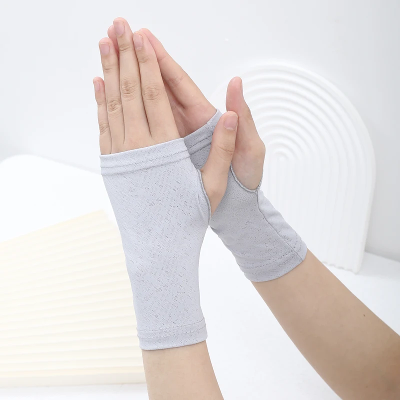 Fingerless Sunscreen Gloves Thin Cool Ice Silk Silky Sun Block Driving Gloves For Women Men Driving Summer Protection
Fingerless Sunscreen Gloves Thin Cool Ice Silk Silky Sun Block Driving Gloves For Women Men Driving Summer Protection