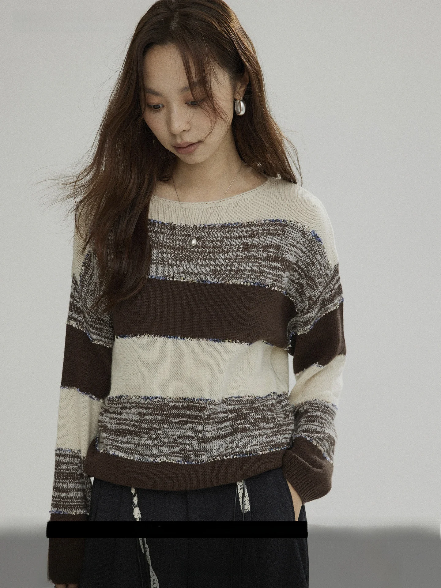 Женский повседневный вязаный свитер Joli: осенний, из смесовой шерсти, в полоску, с цветовыми блоками, длинный рукав, стандартный крой
Женский повседневный вязаный свитер Joli: осенний, из смесовой шерсти, в полоску, с цветовыми блоками, длинный рукав, стандартный крой