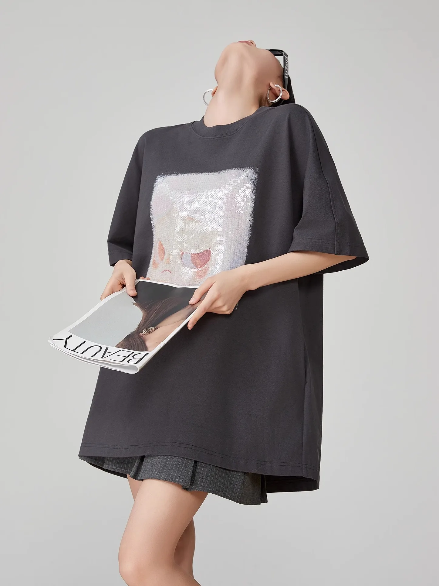 Женская футболка с пайетками и принтом, свободного кроя, из плотной ткани, средней длины, прикрывающая бедра, модная повседневная одежда
Женская футболка с пайетками и принтом, свободного кроя, из плотной ткани, средней длины, прикрывающая бедра, модная повседневная одежда