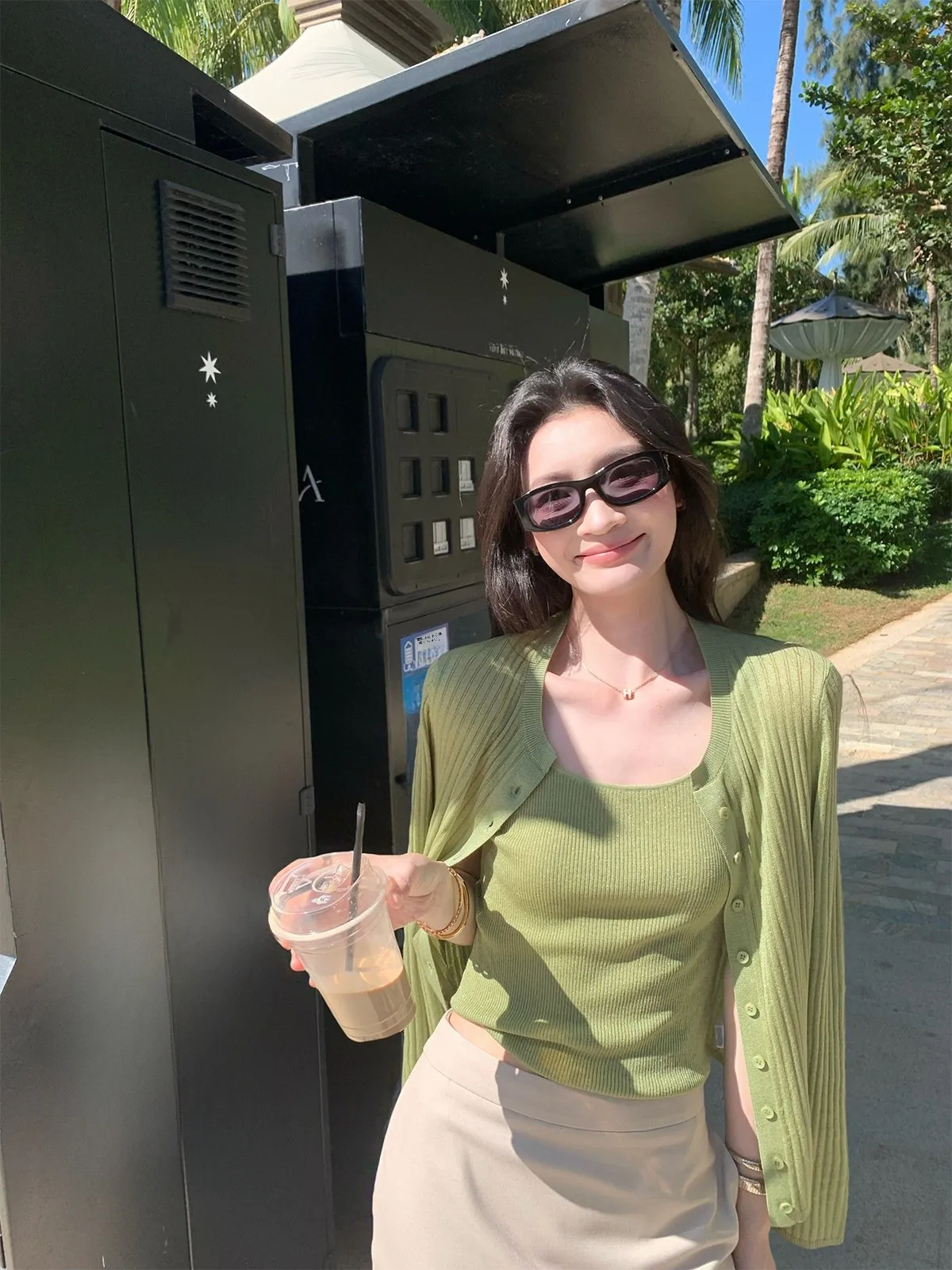 Вязаный кардиган Ele Sle Ry и комплект из двух предметов: облегающий крой, мягкая ткань, длинный рукав, круглый вырез, укороченная длина
Вязаный кардиган Ele Sle Ry и комплект из двух предметов: облегающий крой, мягкая ткань, длинный рукав, круглый вырез, укороченная длина