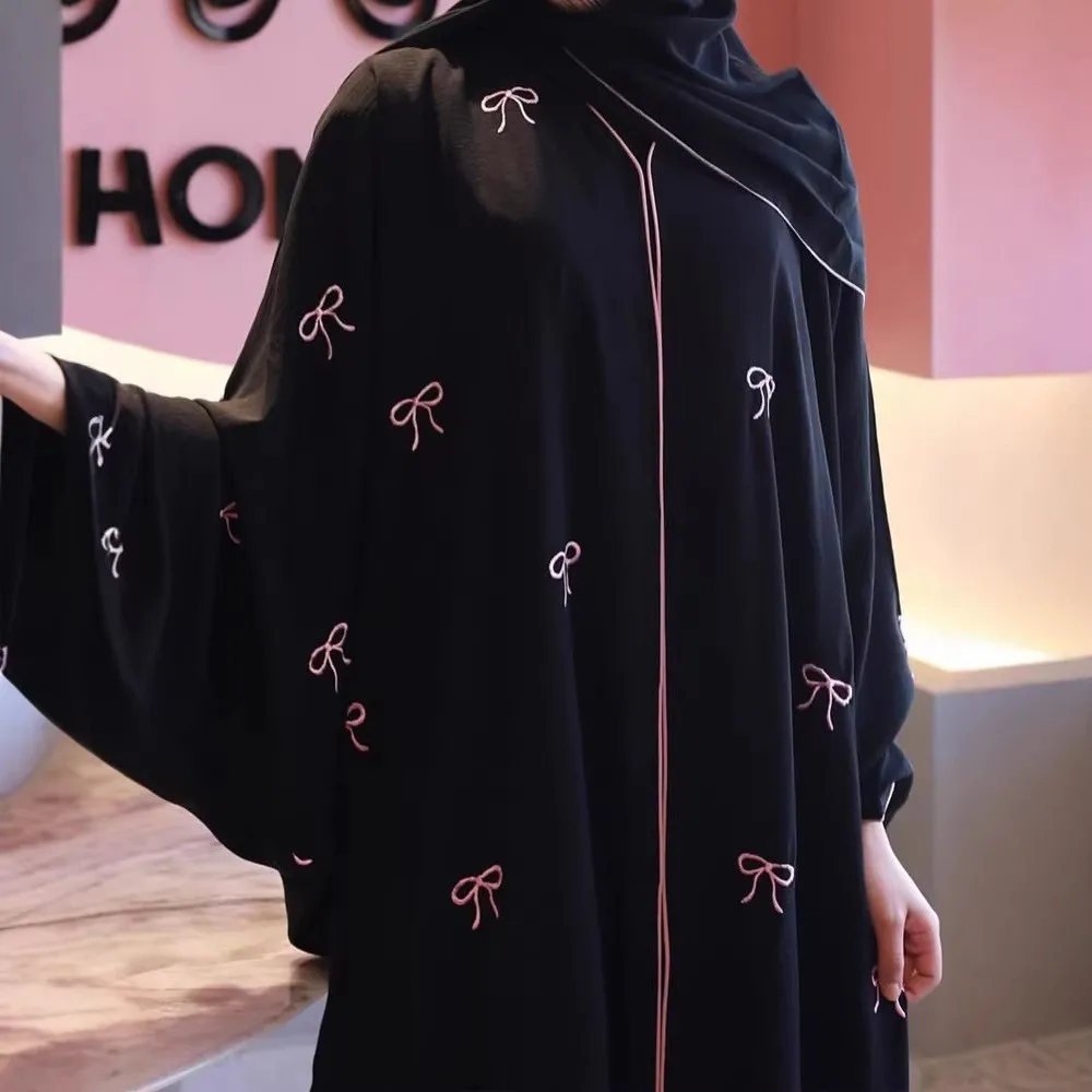 Dubai Luxury Abayas Kaftan For Woman Chiffon V Neck Dresses Hooded Kaftan Maxi Dress Pink Piping Long Loose Fit Modest Outerwear
Dubai Luxury Abayas Kaftan For Woman Chiffon V Neck Dresses Hooded Kaftan Maxi Dress Pink Piping Long Loose Fit Modest Outerwear