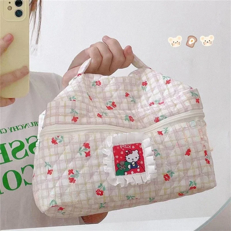 Hello Kitty Large Cartoon Makeup Bag Cute Student Gift Portable Makeup Decoration Storage Bag Quilted Handheld Large Capacity
Hello Kitty Large Cartoon Makeup Bag Cute Student Gift Portable Makeup Decoration Storage Bag Quilted Handheld Large Capacity