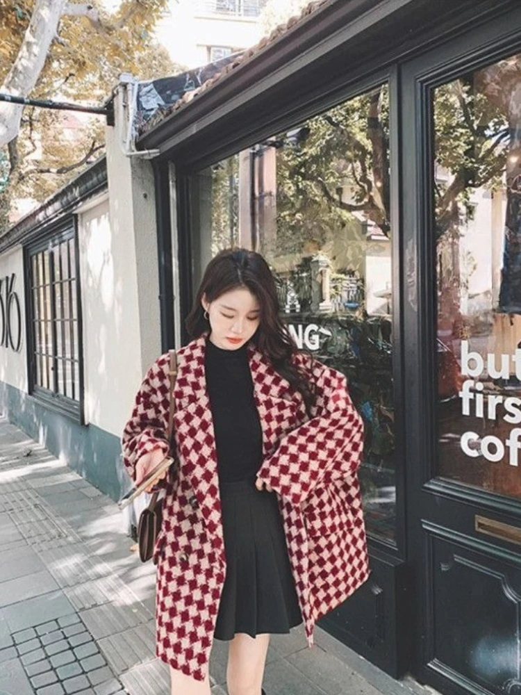 2025 New Autumn Winter Women Quilted Red Plaid British Artistic Retro Wool Blend Blazer Coat Loose Casual Korean Style
2025 New Autumn Winter Women Quilted Red Plaid British Artistic Retro Wool Blend Blazer Coat Loose Casual Korean Style