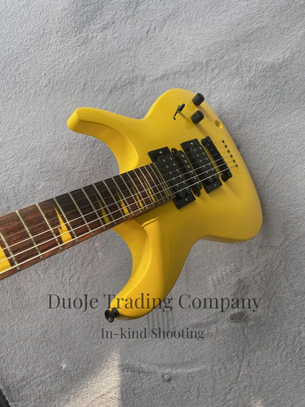 Yellow guitar, thin-body guitar, fixed bridge, HH pickup, solid wood body with maple neck, yellow inlaid fretboard.
Yellow guitar, thin-body guitar, fixed bridge, HH pickup, solid wood body with maple neck, yellow inlaid fretboard.