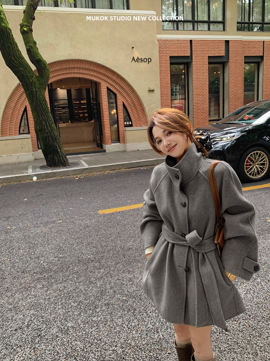 Пальто MUKOK Peninsula Evening из двусторонней шерсти с воротником-стойкой, модное, повседневное, женское, с длинными рукавами, средней длины
Пальто MUKOK Peninsula Evening из двусторонней шерсти с воротником-стойкой, модное, повседневное, женское, с длинными рукавами, средней длины