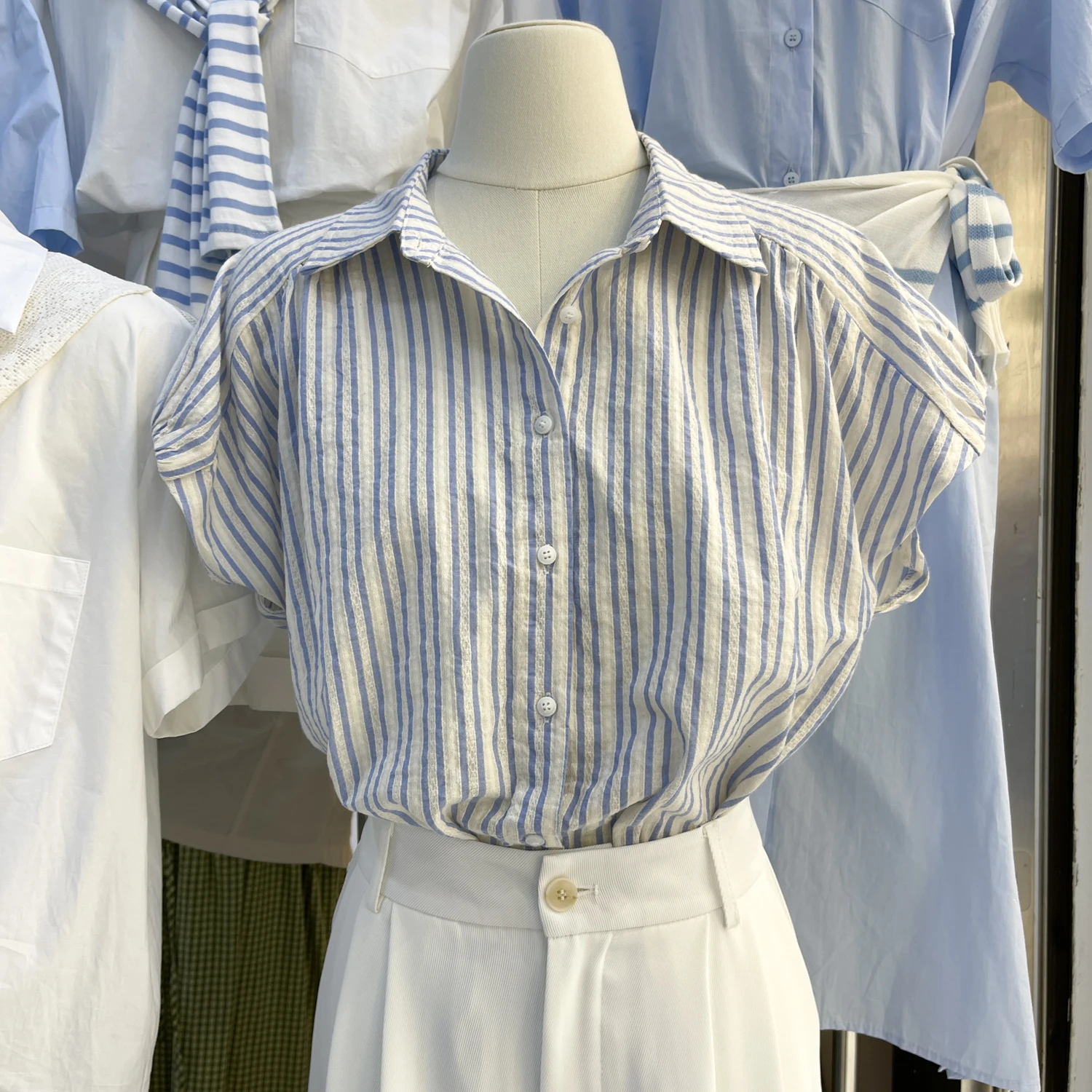 Женская полосатая рубашка с коротким рукавом, универсальная, высококачественная, в корейском стиле, для повседневной носки, с воротником, на пуговицах, свободного кроя
Женская полосатая рубашка с коротким рукавом, универсальная, высококачественная, в корейском стиле, для повседневной носки, с воротником, на пуговицах, свободного кроя