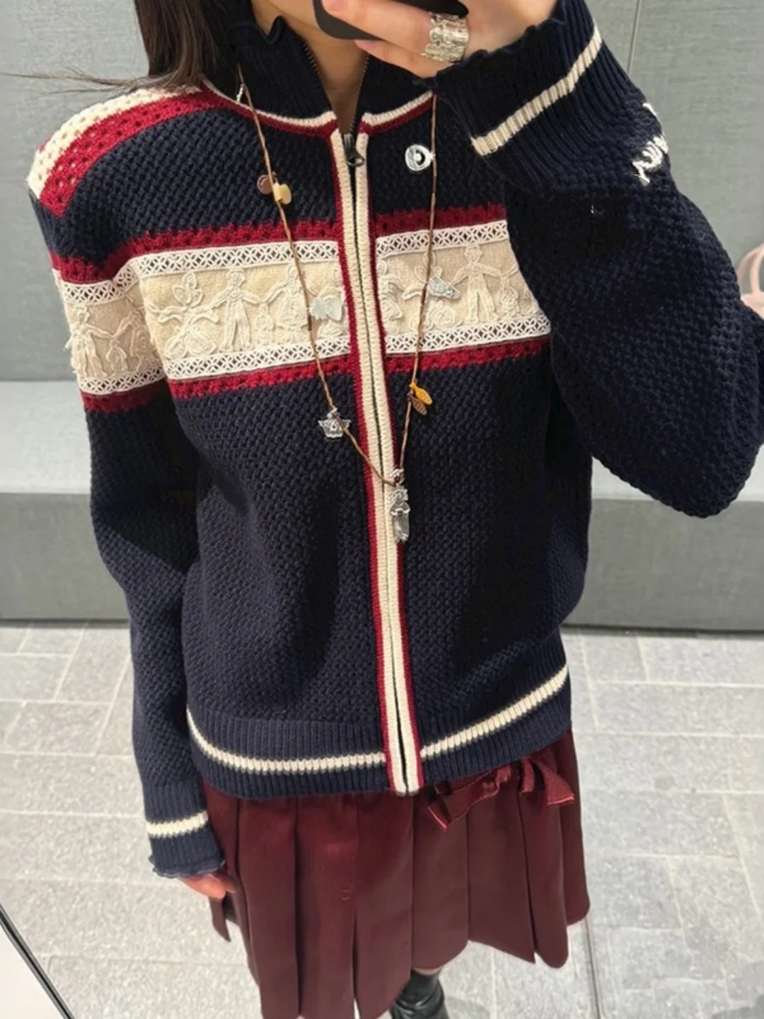 Весенний вязаный свитер с цветочным узором и воротником-стойкой, с цветными вставками, ажурными элементами и молнией, приталенный, женский, модный, коллекция Весна 2026
Весенний вязаный свитер с цветочным узором и воротником-стойкой, с цветными вставками, ажурными элементами и молнией, приталенный, женский, модный, коллекция Весна 2026