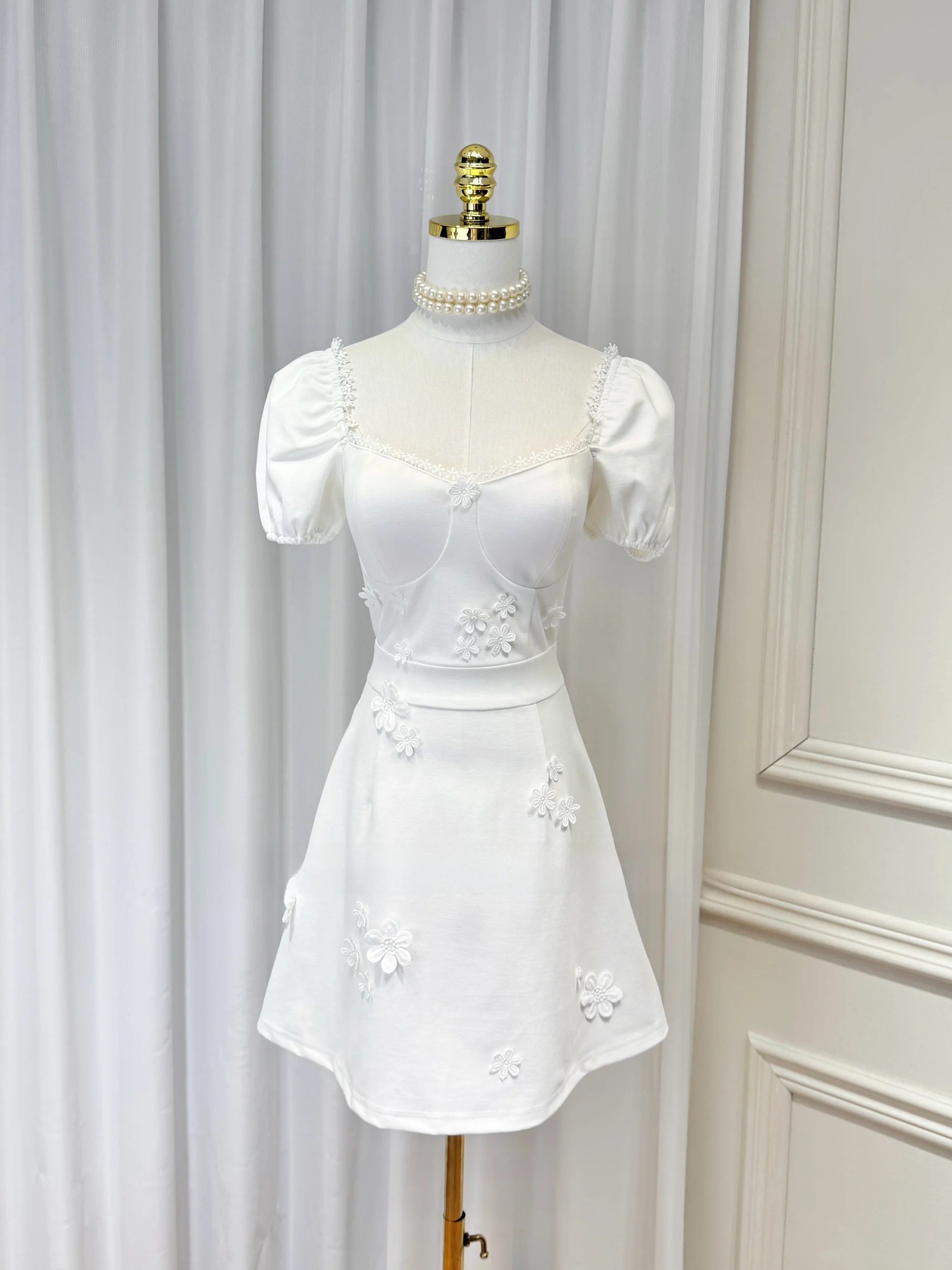 Ele High-Waisted A-Line Dr with Puffy Sves And 3D Floral Design Gentle Bubble Sve Waist-Cinching Dr
Ele High-Waisted A-Line Dr with Puffy Sves And 3D Floral Design Gentle Bubble Sve Waist-Cinching Dr