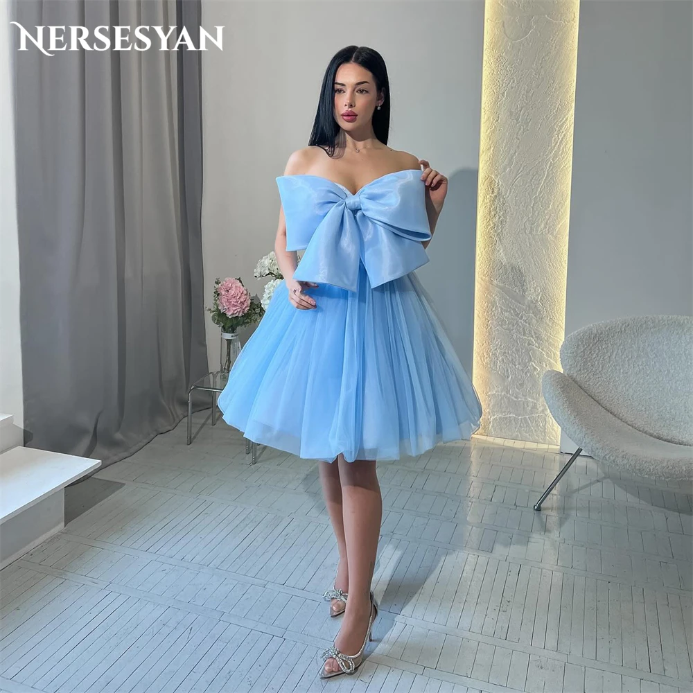 Nersesyan Blue Mini Elegant Prom Dress Bow Off Shoulder A-Line Tulle Sleeveless Evening Dress Backless Graduation Party Gowns
Nersesyan Blue Mini Elegant Prom Dress Bow Off Shoulder A-Line Tulle Sleeveless Evening Dress Backless Graduation Party Gowns