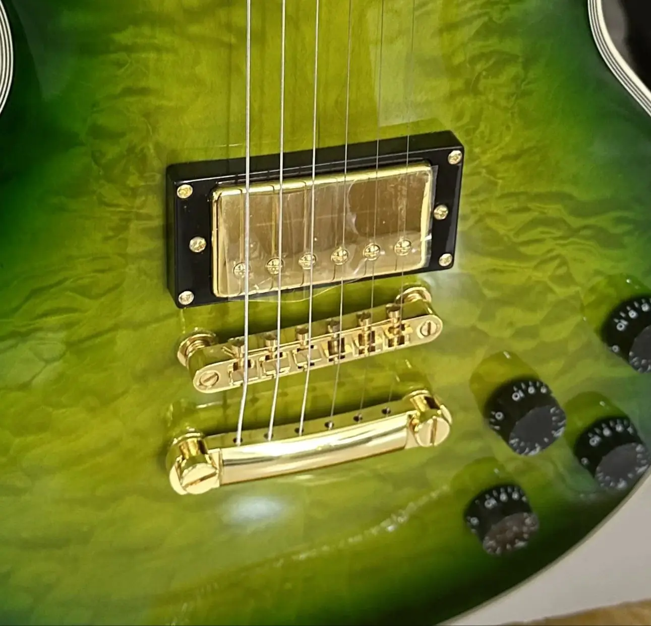 Customized electric guitar, Caston, green large flower, made of imported wood, fast package shipping
Customized electric guitar, Caston, green large flower, made of imported wood, fast package shipping