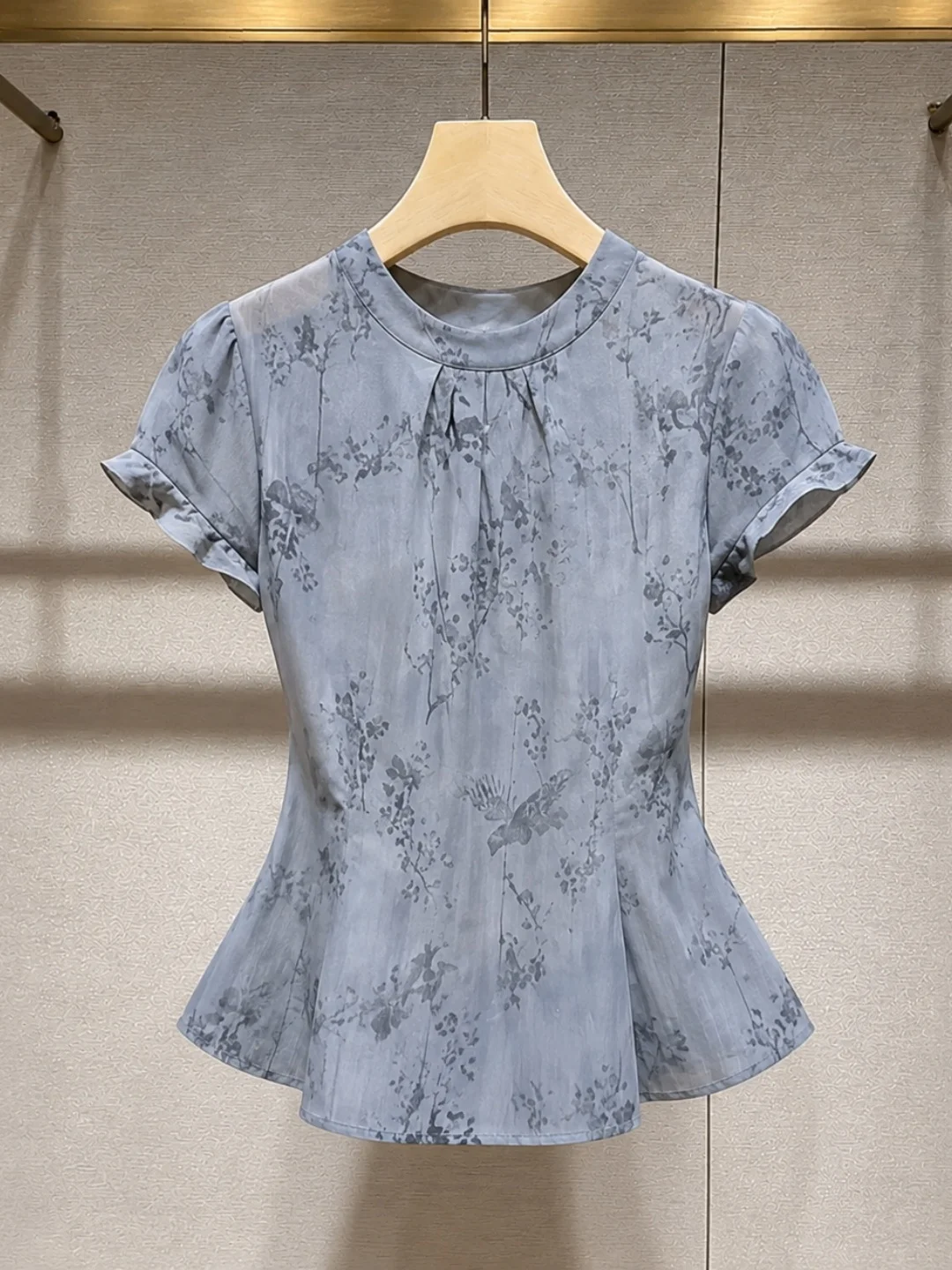 Fashionable Short Sleeve Printed Top with Lace Hem Slimming Waist Design Korean Style Straight Cut Silk Blend Summer Shirt
Fashionable Short Sleeve Printed Top with Lace Hem Slimming Waist Design Korean Style Straight Cut Silk Blend Summer Shirt