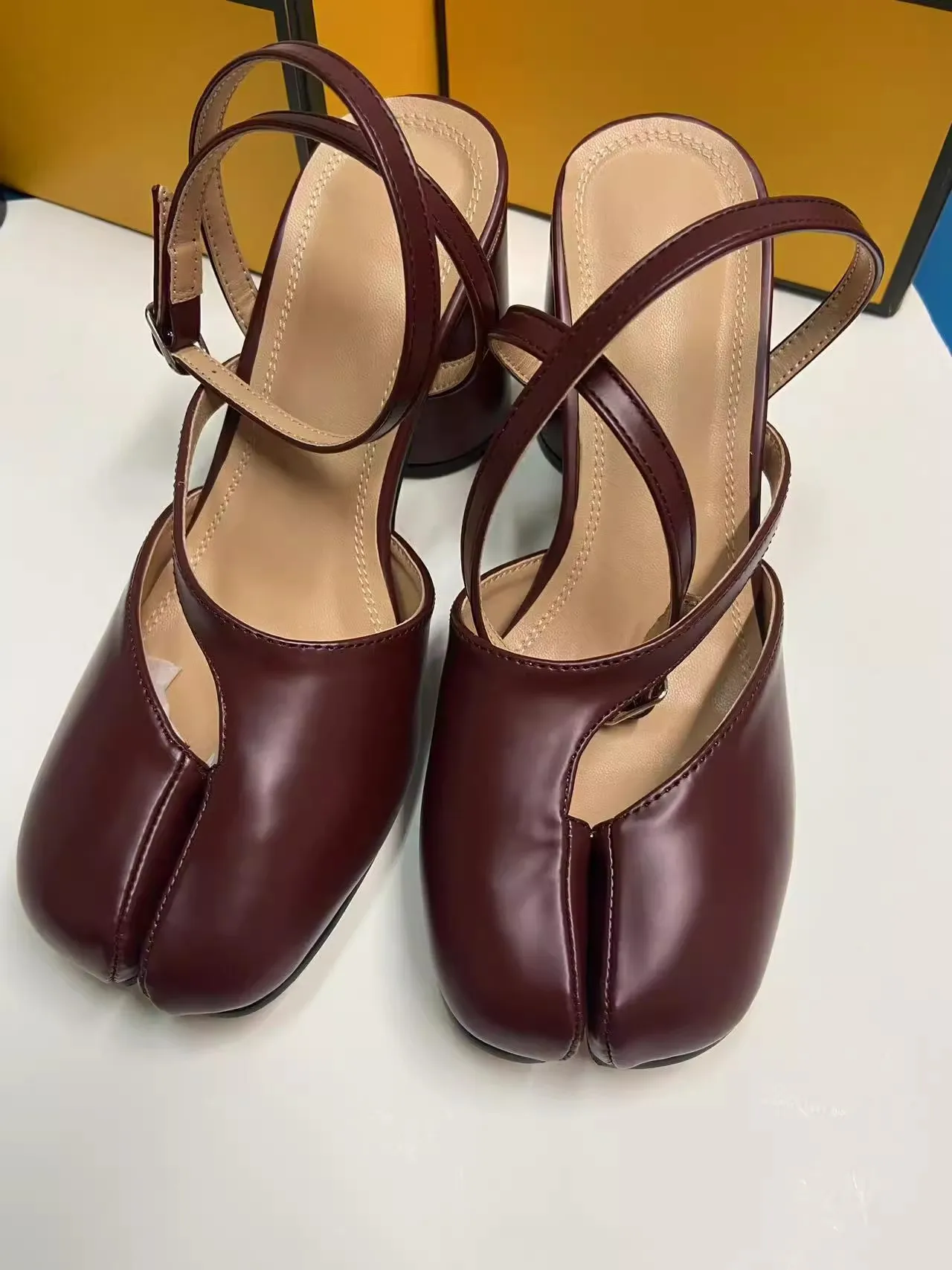 Ins style Fashion Patent Leather Split Toe Women Pumps Spring Summer Thick High heels Slingbacks Female Tabi Chunky Casual Shoes
Ins style Fashion Patent Leather Split Toe Women Pumps Spring Summer Thick High heels Slingbacks Female Tabi Chunky Casual Shoes