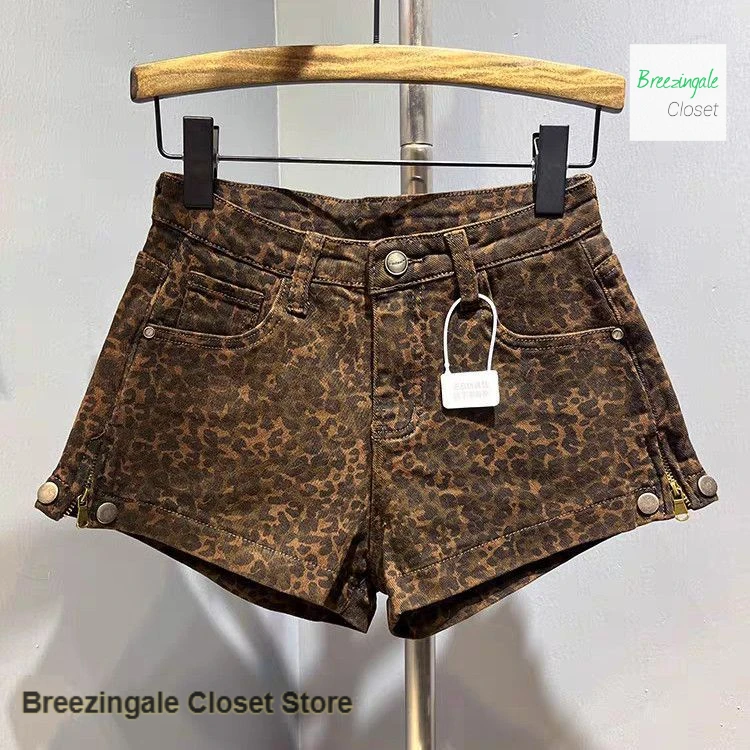 American retro Leopard shorts women's spring and summer new fashion Joker show hot girls sexy casual bag hip elastic hot pants.
American retro Leopard shorts women's spring and summer new fashion Joker show hot girls sexy casual bag hip elastic hot pants.