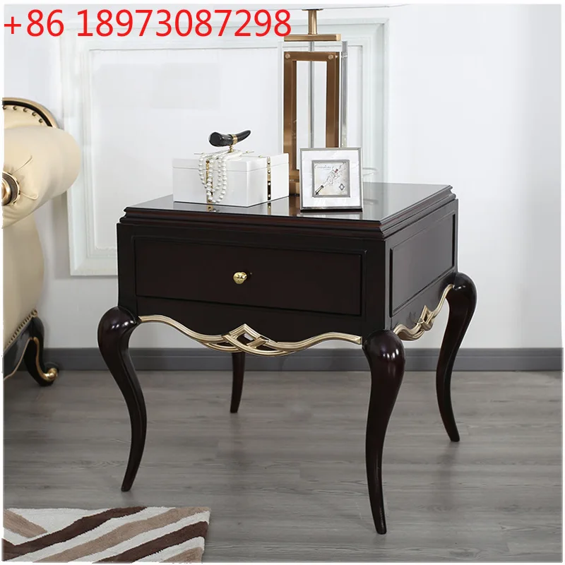 Американский диван, небольшой квадратный столик с выдвижными ящиками, журнальный столик
Американский диван, небольшой квадратный столик с выдвижными ящиками, журнальный столик