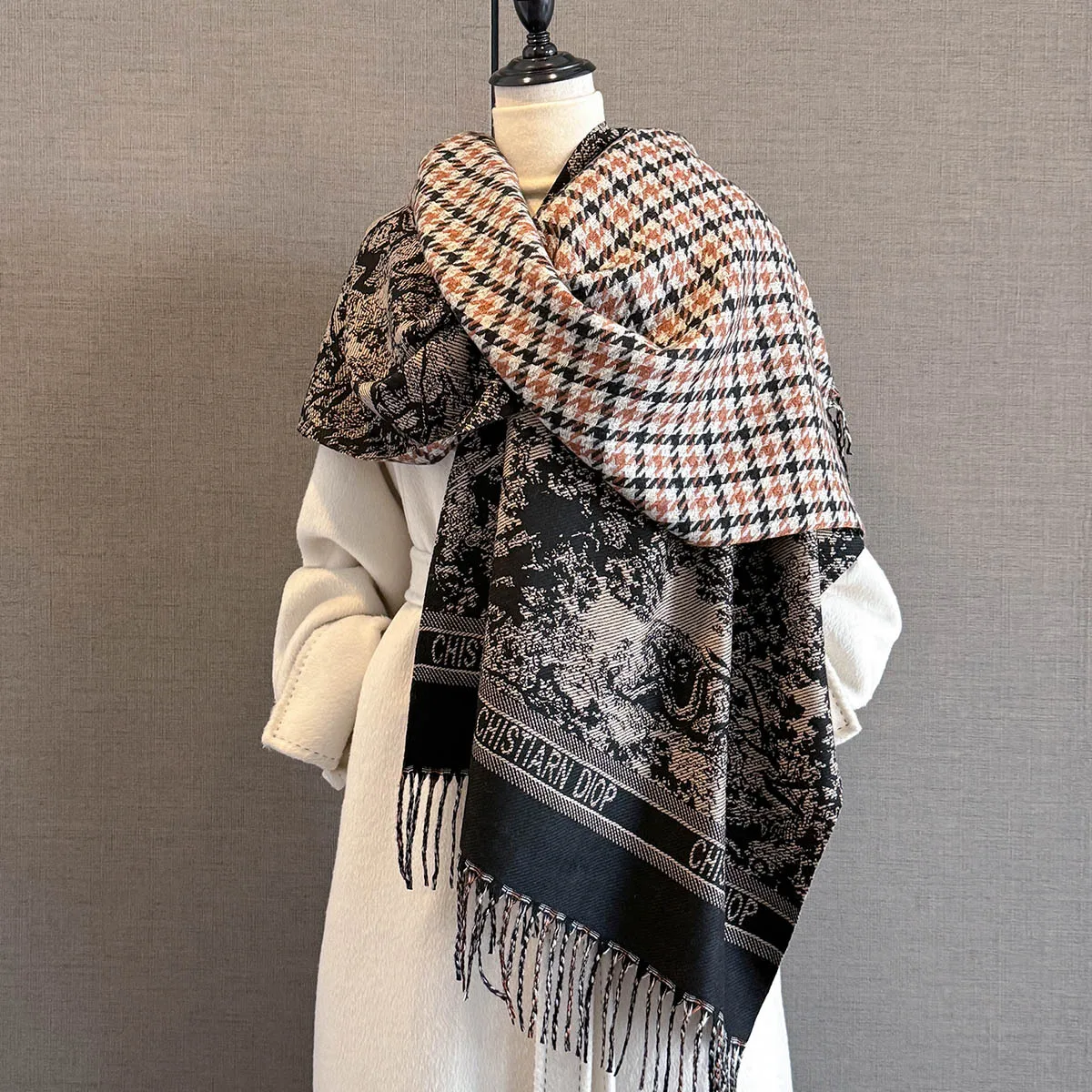 Новый роскошный брендовый двусторонний шарф с узором «гусиные лапки», кашемировый мягкий теплый шаль из пашмины с бахромой, зимнее холодостойкое ветрозащитное одеяло Echarpe
Новый роскошный брендовый двусторонний шарф с узором «гусиные лапки», кашемировый мягкий теплый шаль из пашмины с бахромой, зимнее холодостойкое ветрозащитное одеяло Echarpe