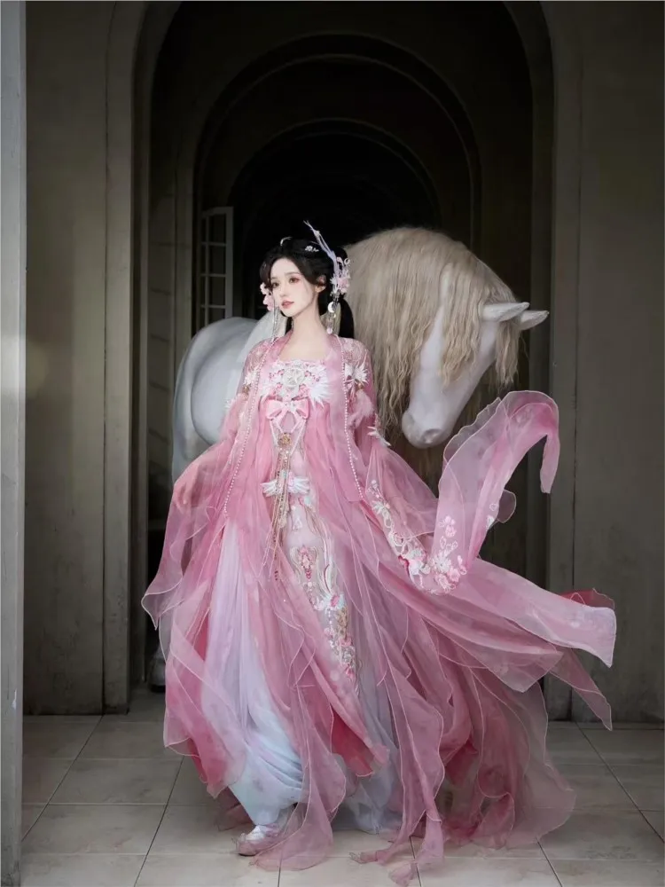 A Hanfu women's long-sleeved blouse that reaches the chest in tattered style with heavy embroidery
A Hanfu women's long-sleeved blouse that reaches the chest in tattered style with heavy embroidery