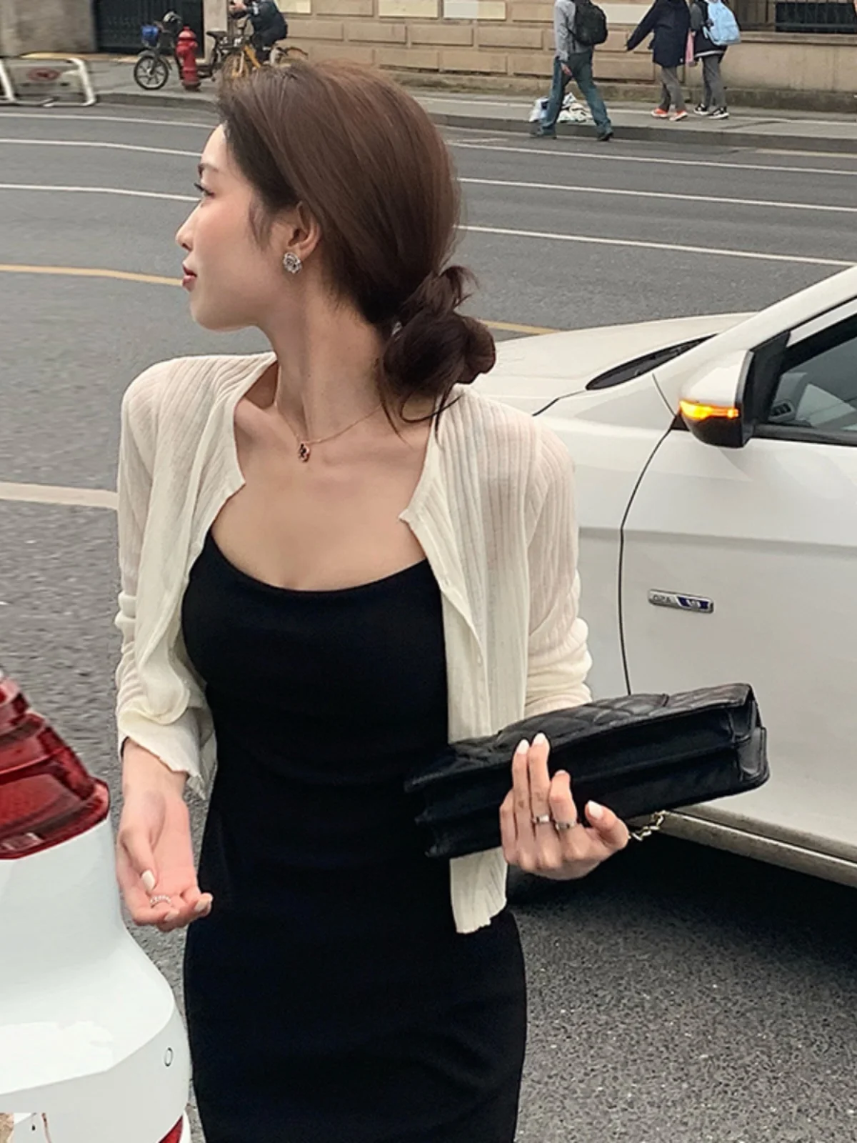 Ice Silk Knitted Cardigan Thin Women's Autumn Clothes Shoulder Pad with Strap Skirt Outer Shirt Summer Shawl V-Neck Long Sleeve
Ice Silk Knitted Cardigan Thin Women's Autumn Clothes Shoulder Pad with Strap Skirt Outer Shirt Summer Shawl V-Neck Long Sleeve