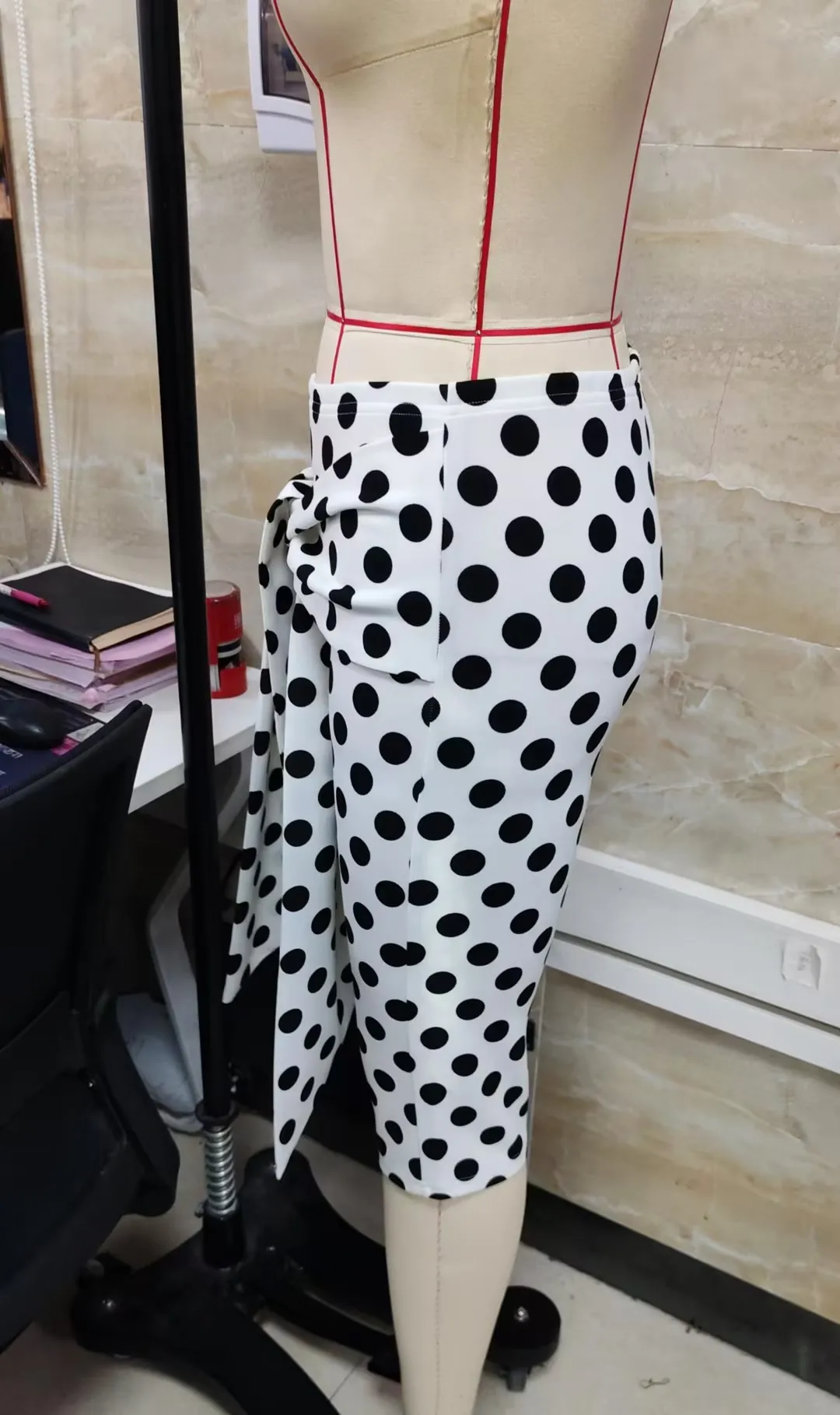 Women Knee Length Shorts, Low Waist Tie-up Dots Print Summer Casual Shorts for Daily
Women Knee Length Shorts, Low Waist Tie-up Dots Print Summer Casual Shorts for Daily