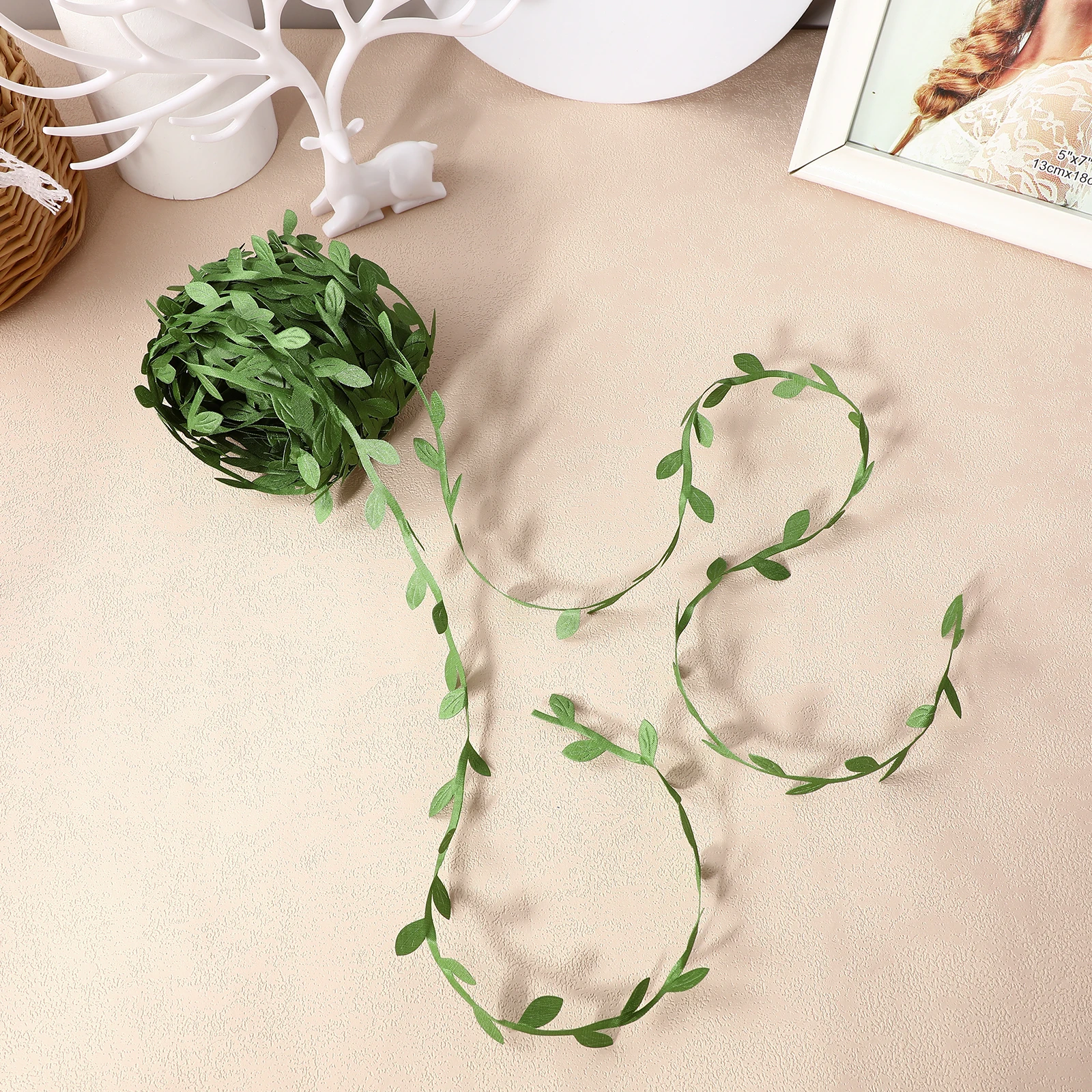 Artificial Rattan 1 Roll Cloth Material Bright Green Leaves Fake Vines String DIY Fake Vines Bedroom
Artificial Rattan 1 Roll Cloth Material Bright Green Leaves Fake Vines String DIY Fake Vines Bedroom