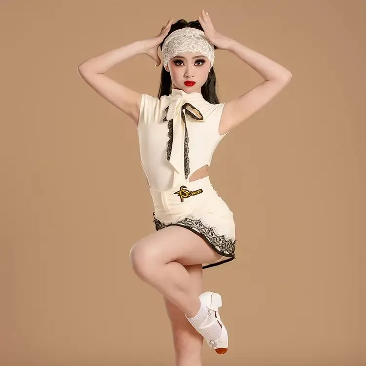 Girl's New style unlined top for girls in Latin dance outfit, plus a fitted half skirt set, as a performance or practice outfit
Girl's New style unlined top for girls in Latin dance outfit, plus a fitted half skirt set, as a performance or practice outfit