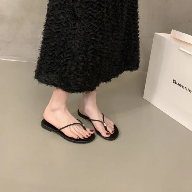Women Flip Flops 2026 Summer New Comfortable Breathable Soft Bottom Beach Lightweight Fashion Outdoor Slip on Casual Flats
Women Flip Flops 2026 Summer New Comfortable Breathable Soft Bottom Beach Lightweight Fashion Outdoor Slip on Casual Flats