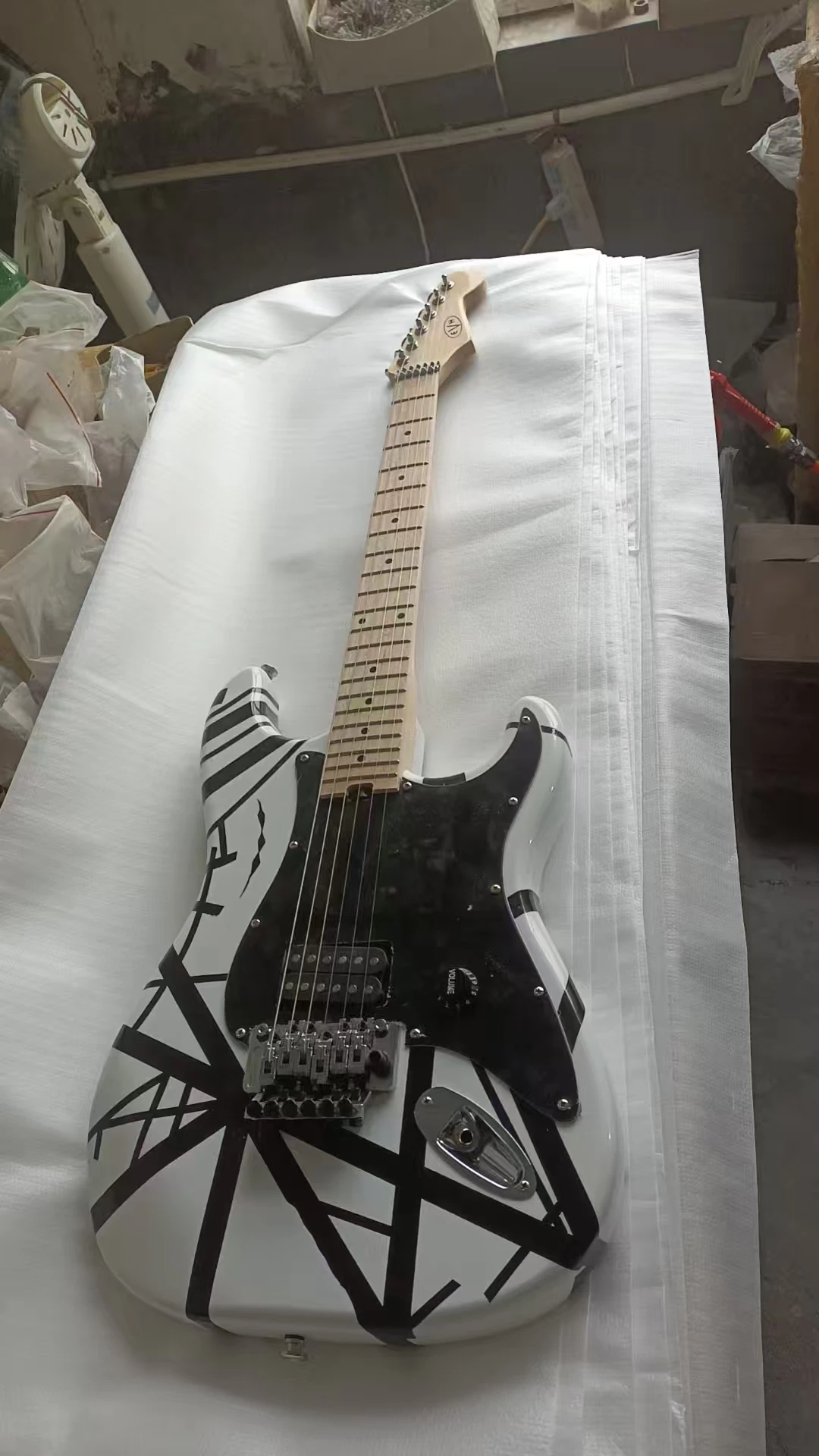 Good Timbre Edward Eddie Van Halen Heavy Relic FrankenBlack White Stripes Floyd Rose custom guitars high quality
Good Timbre Edward Eddie Van Halen Heavy Relic FrankenBlack White Stripes Floyd Rose custom guitars high quality