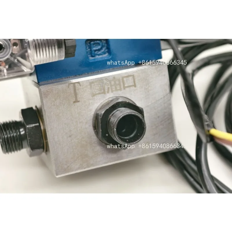 Harvester hydraulic electronic control distributor, granary folding and raising modified valve accessories tool
Harvester hydraulic electronic control distributor, granary folding and raising modified valve accessories tool