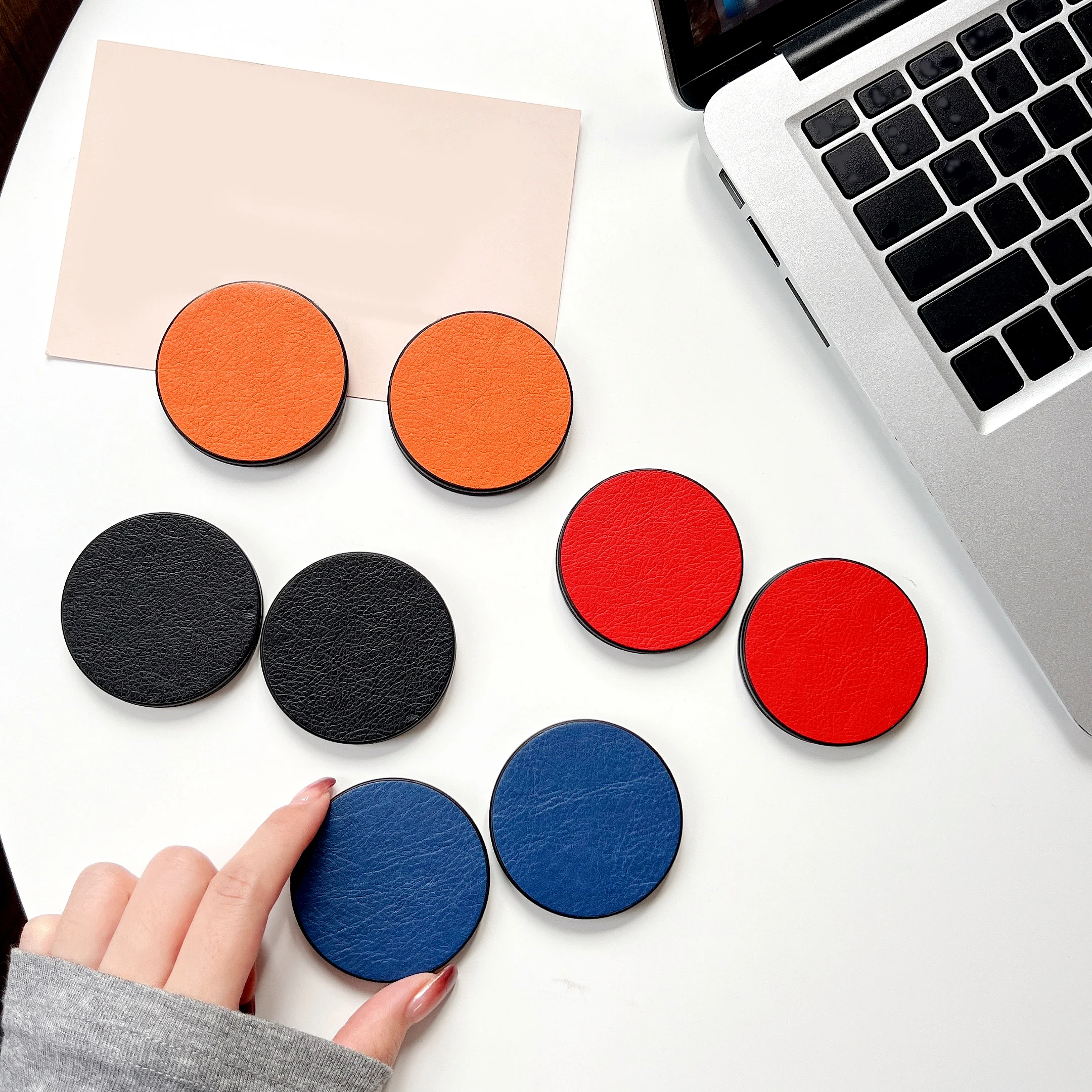 Магнитный держатель для телефона, вращающийся на 360 °
Магнитный держатель для телефона, вращающийся на 360 °