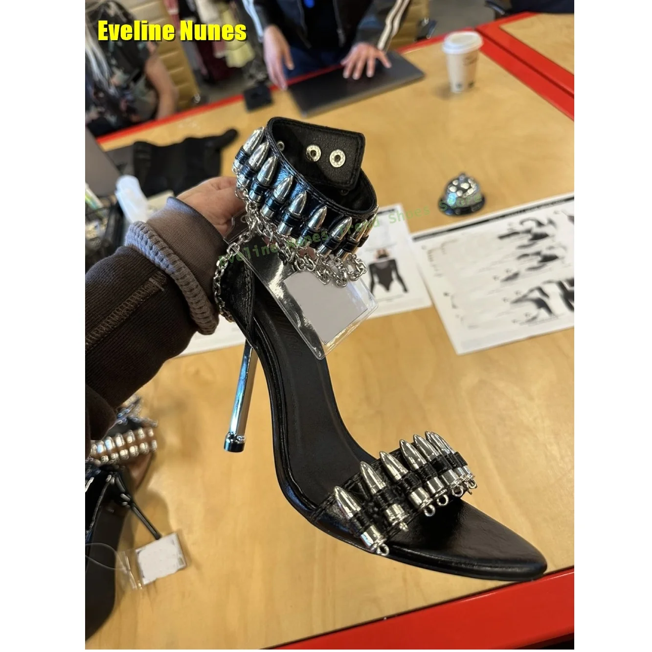 2025 Новые подиумные сандалии с цепочкой-пулей, круглый носок, металлические каблуки с ремешком на щиколотке, женские пикантные модные туфли на высоком каблуке, летняя вечеринка, новый стиль
2025 Новые подиумные сандалии с цепочкой-пулей, круглый носок, металлические каблуки с ремешком на щиколотке, женские пикантные модные туфли на высоком каблуке, летняя вечеринка, новый стиль