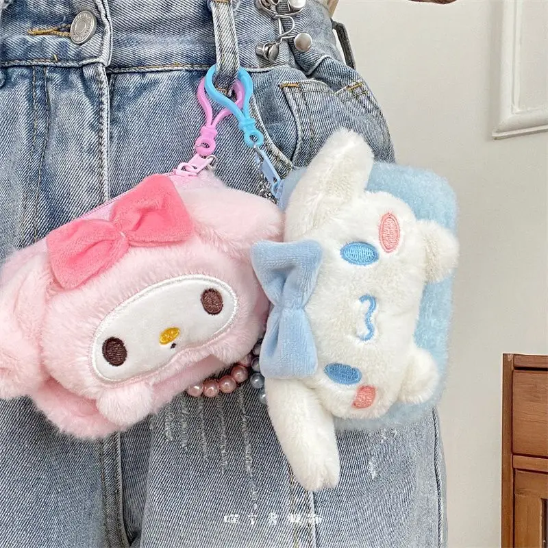 Sanio Hello Kitty Kuromi My Melody Cinnamoroll милый плюшевый бант жемчужная цепочка брелок кошелек для наушников Кошелек для монет подвесная сумка
Sanio Hello Kitty Kuromi My Melody Cinnamoroll милый плюшевый бант жемчужная цепочка брелок кошелек для наушников Кошелек для монет подвесная сумка
