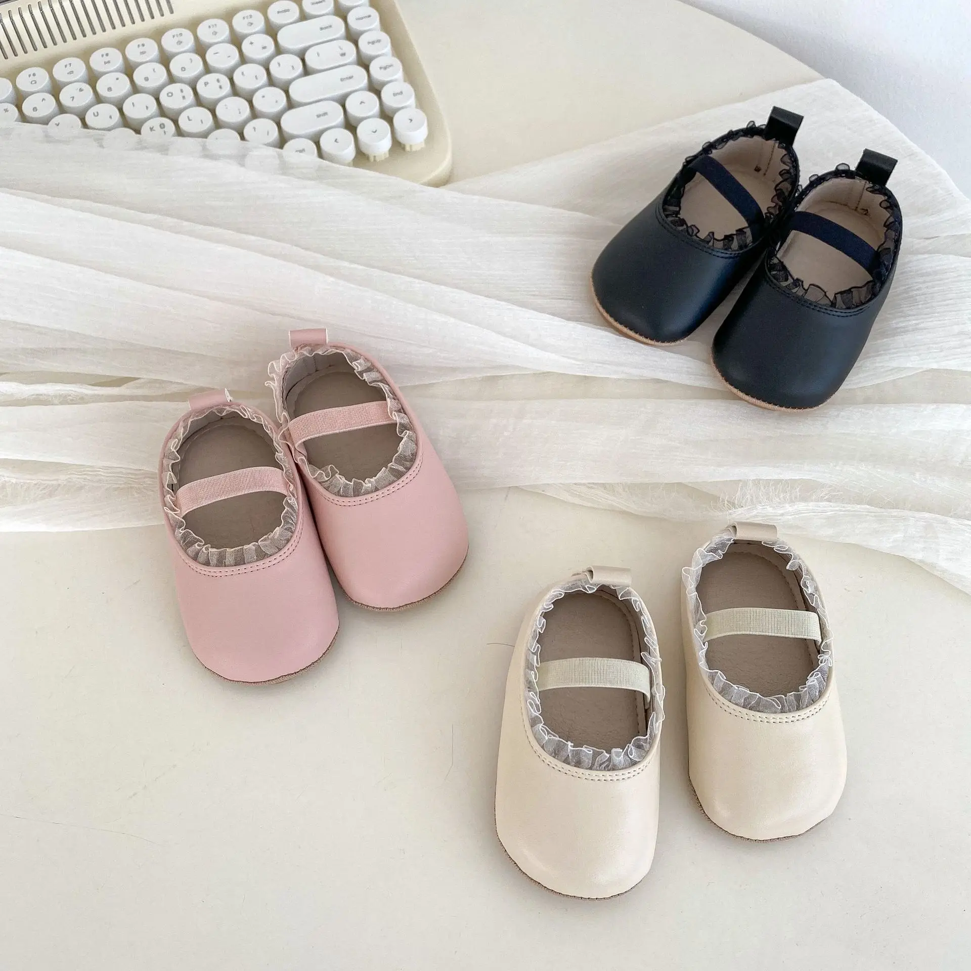2025 Spring Baby Girl Shoes Lace Trim Gentle Style Breathable Non-Slip Soft Sole 3 Color Options 0-18 Months
2025 Spring Baby Girl Shoes Lace Trim Gentle Style Breathable Non-Slip Soft Sole 3 Color Options 0-18 Months