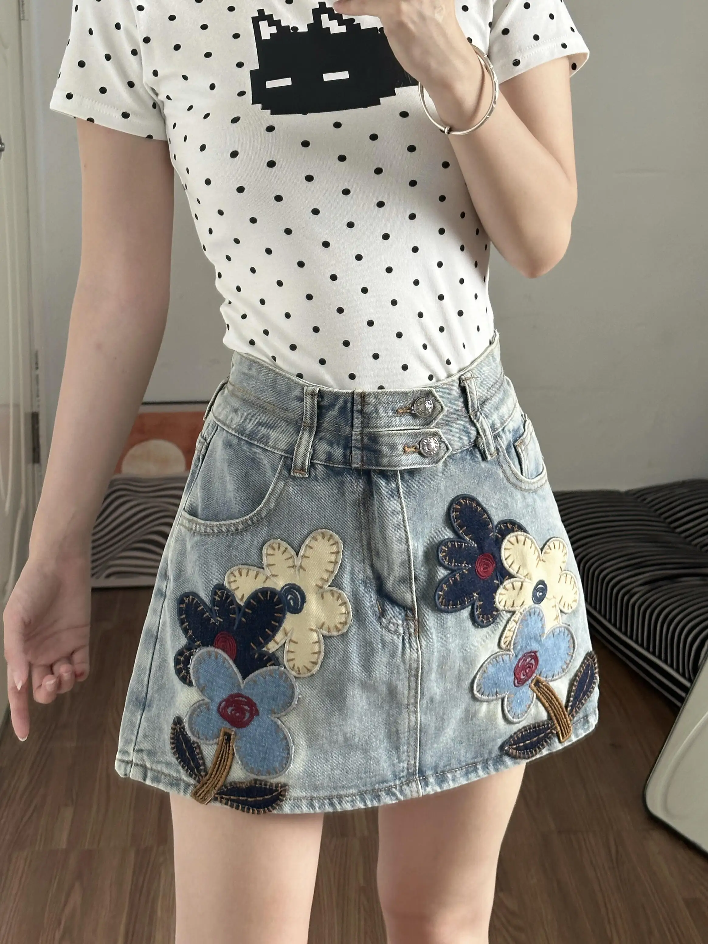Sweet Cool Spicy Floral Patchwork Denim A-Line Skirt Women's Summer New Loose Fit High Waist Embroidered Soft Denim Skirt
Sweet Cool Spicy Floral Patchwork Denim A-Line Skirt Women's Summer New Loose Fit High Waist Embroidered Soft Denim Skirt